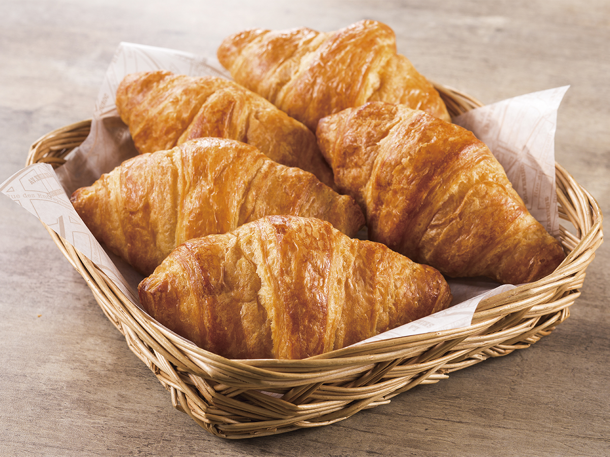 ■クロワッサン■バターの香りと食感が人気のクロワッサン。トースターで温めるとより芳ばしい香りが漂いま