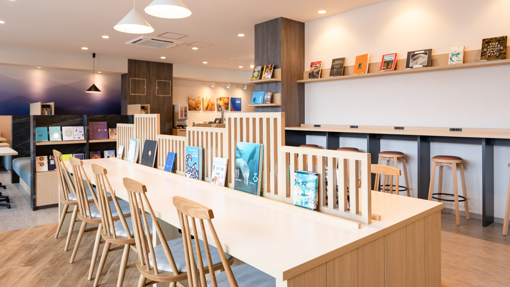 【ライブラリーカフェ】思い思いのひとときをごゆっくりお過ごしいただける空間です