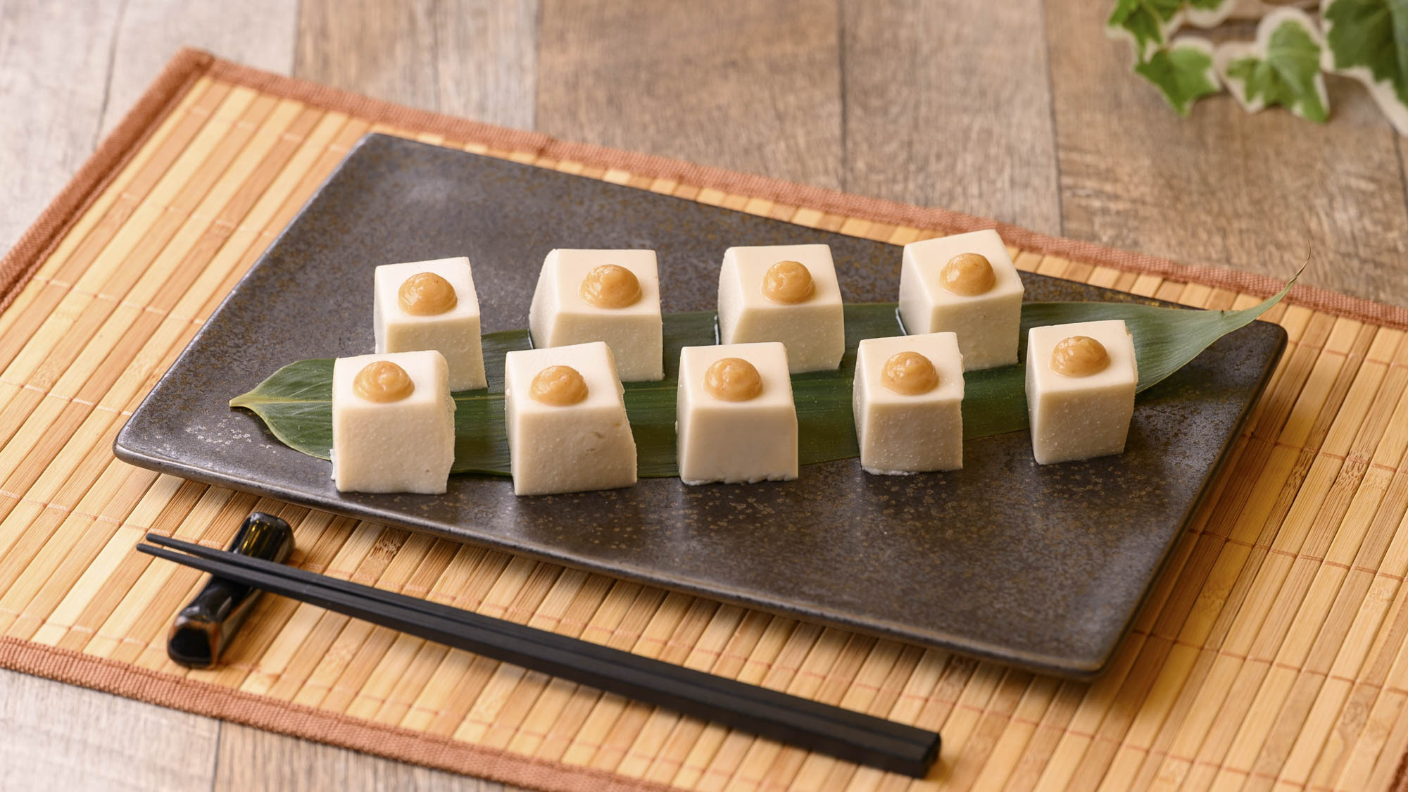 【和歌山・紀伊田辺限定】郷土料理であるごま豆腐に、紀州の梅ソースを添えた"紀州梅香る　ごま豆腐"