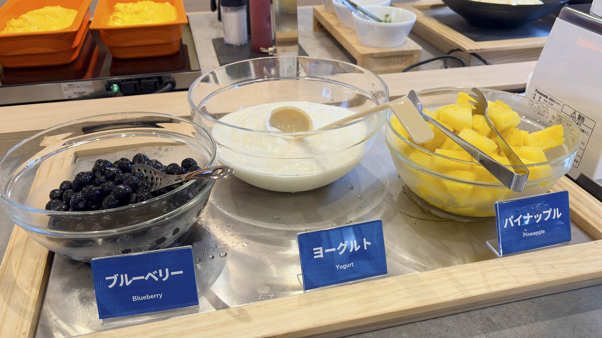 【無料朝食サービス】フルーツとヨーグルト提供イメージ