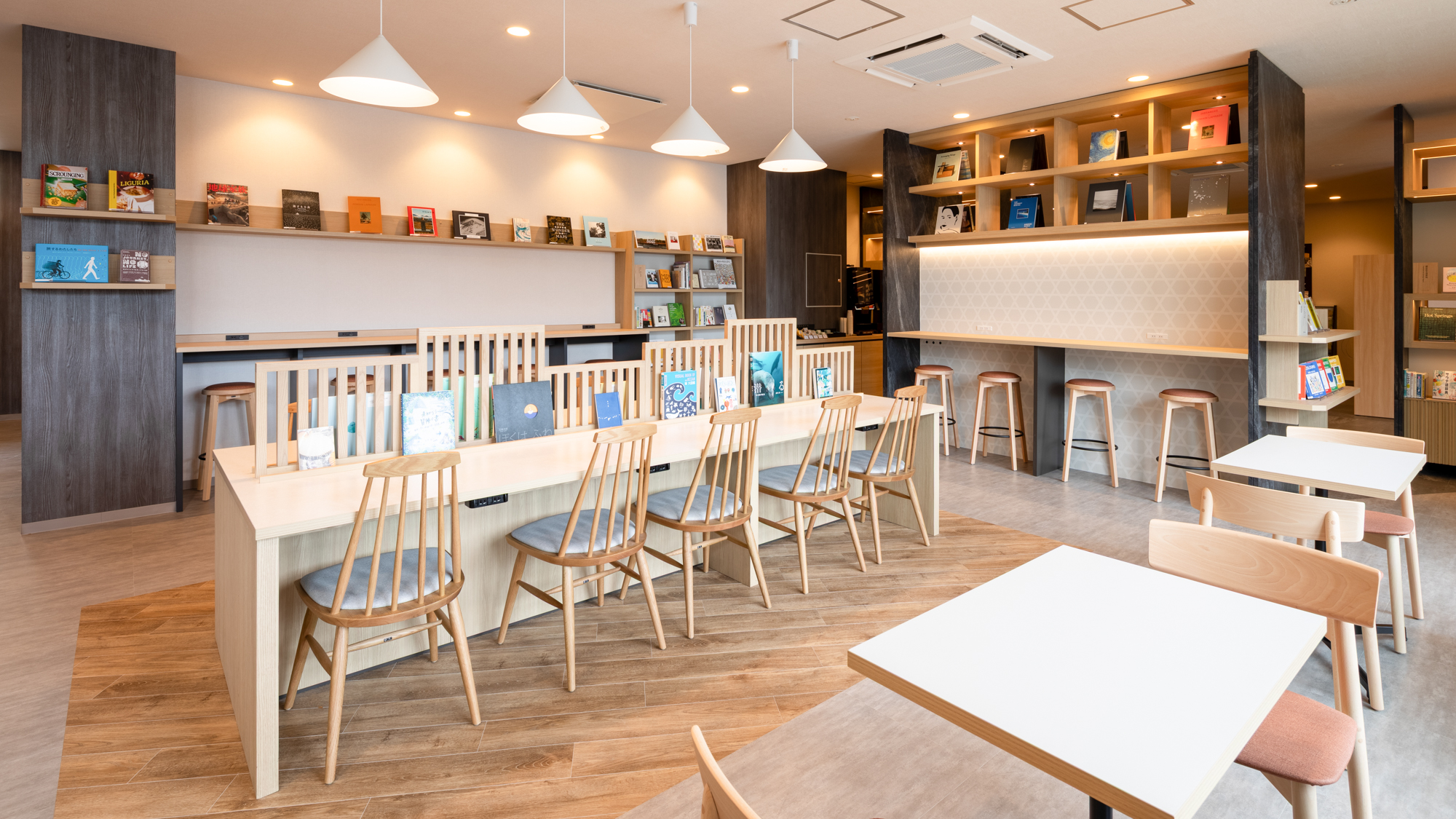 【ライブラリーカフェ】お仕事や商談、旅の相談スペースとしてもご利用いただけます