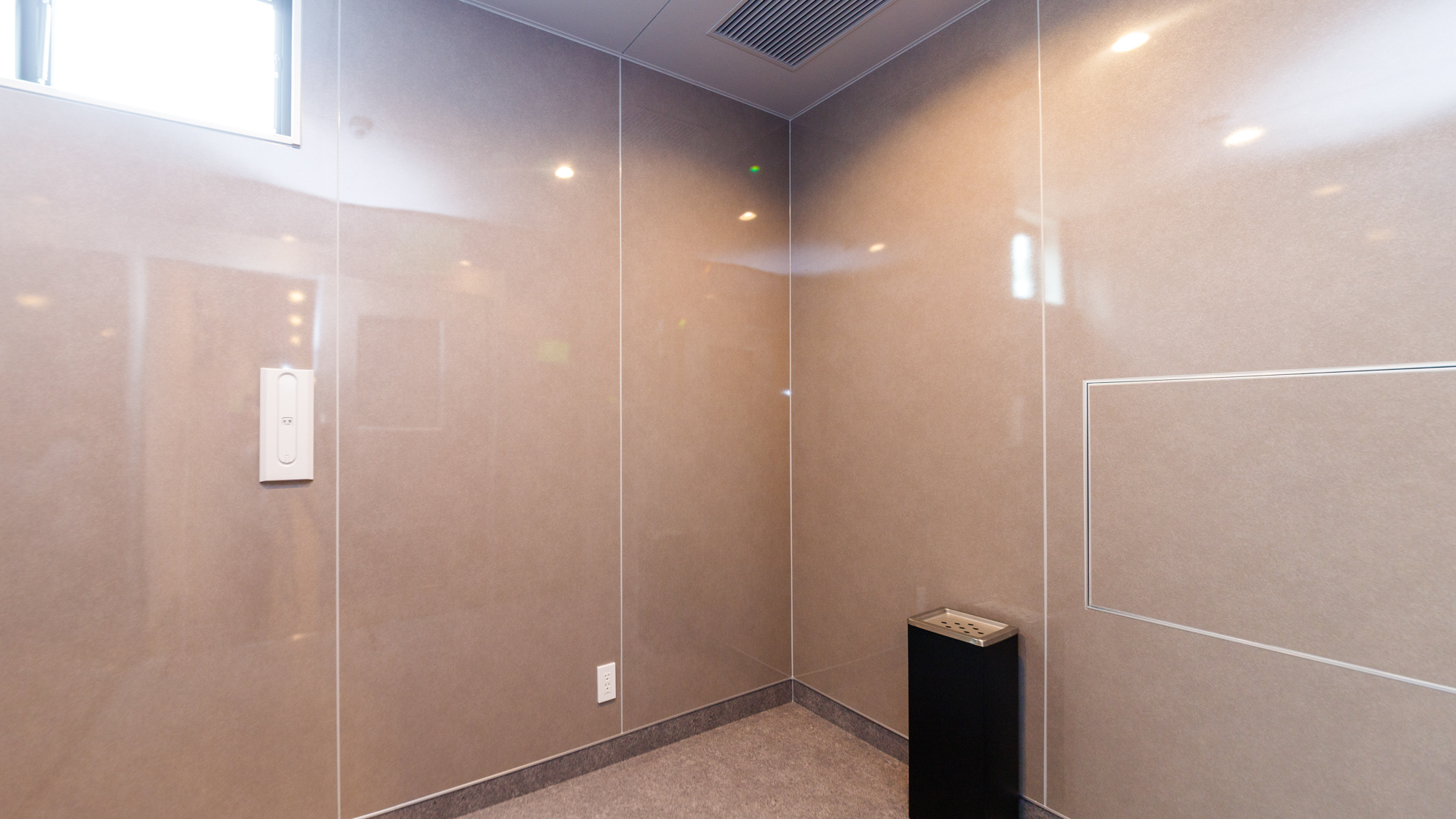 【喫煙スペース】1Fロビーにございます。