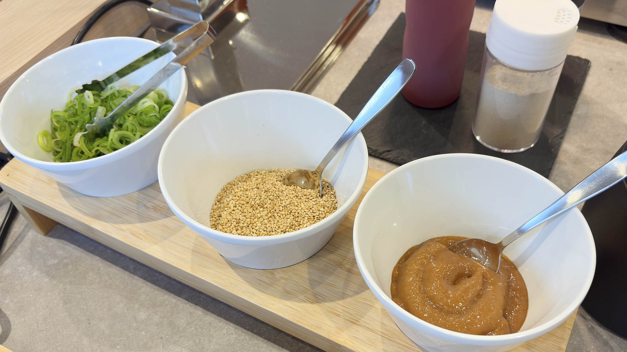 【無料朝食サービス】冷たいうどんに紀州産梅ペーストやごま、ねぎをトッピングしてお召し上がりください