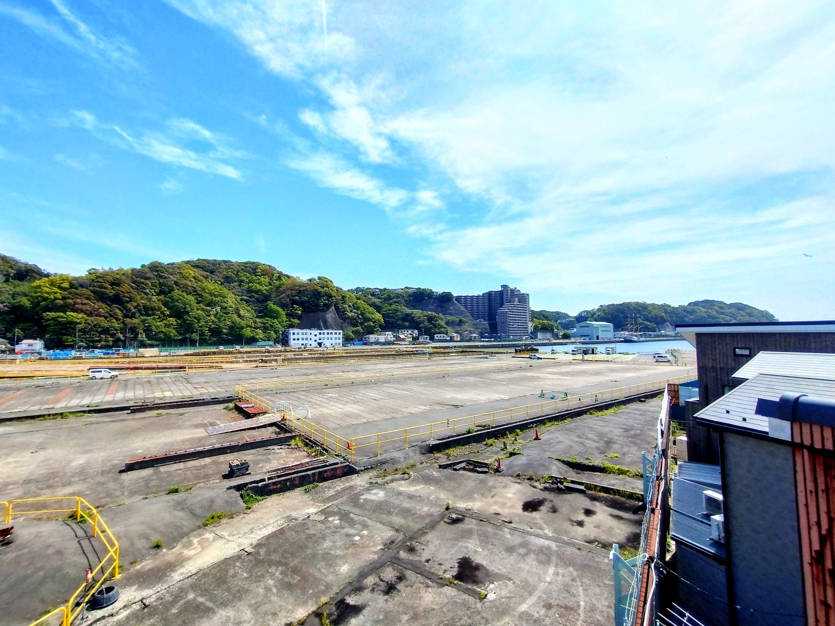 屋上からは浦賀ドックと東京湾が遠望出来ます