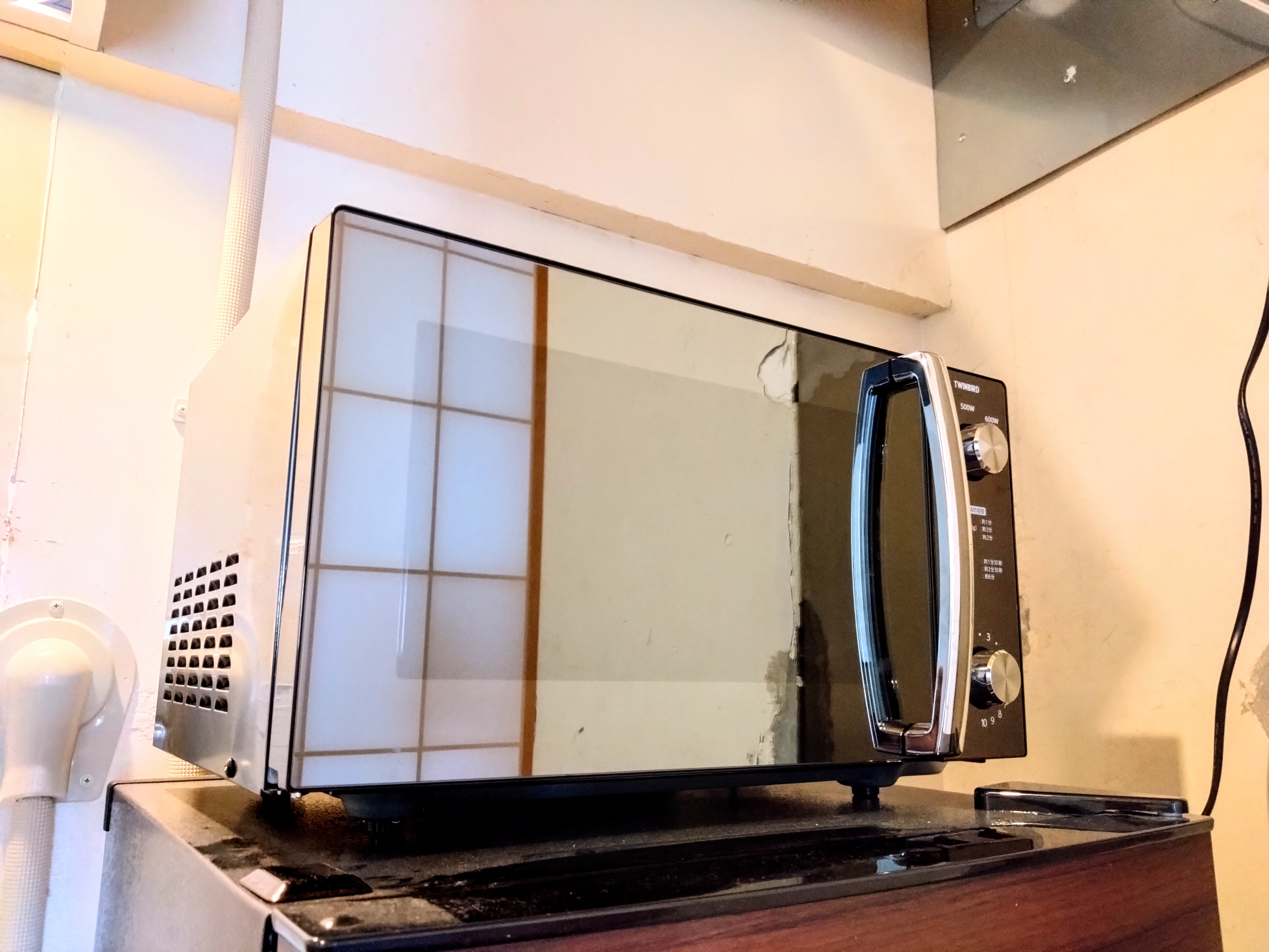 ちょっとした温めも室内で出来る電子レンジも完備