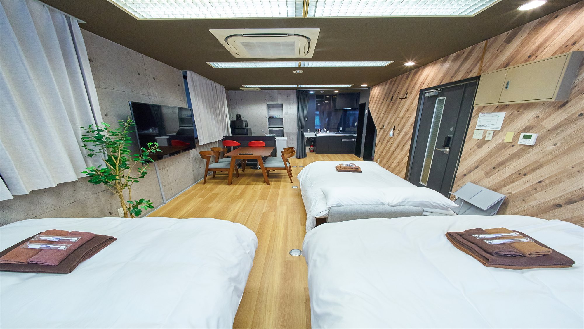 6名部屋（ダブルベッド2台+ソファベッド）