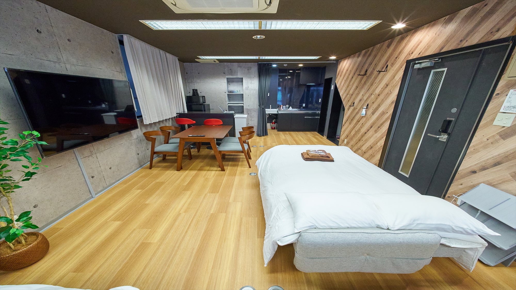 6名部屋（ダブルベッド2台+ソファベッド）