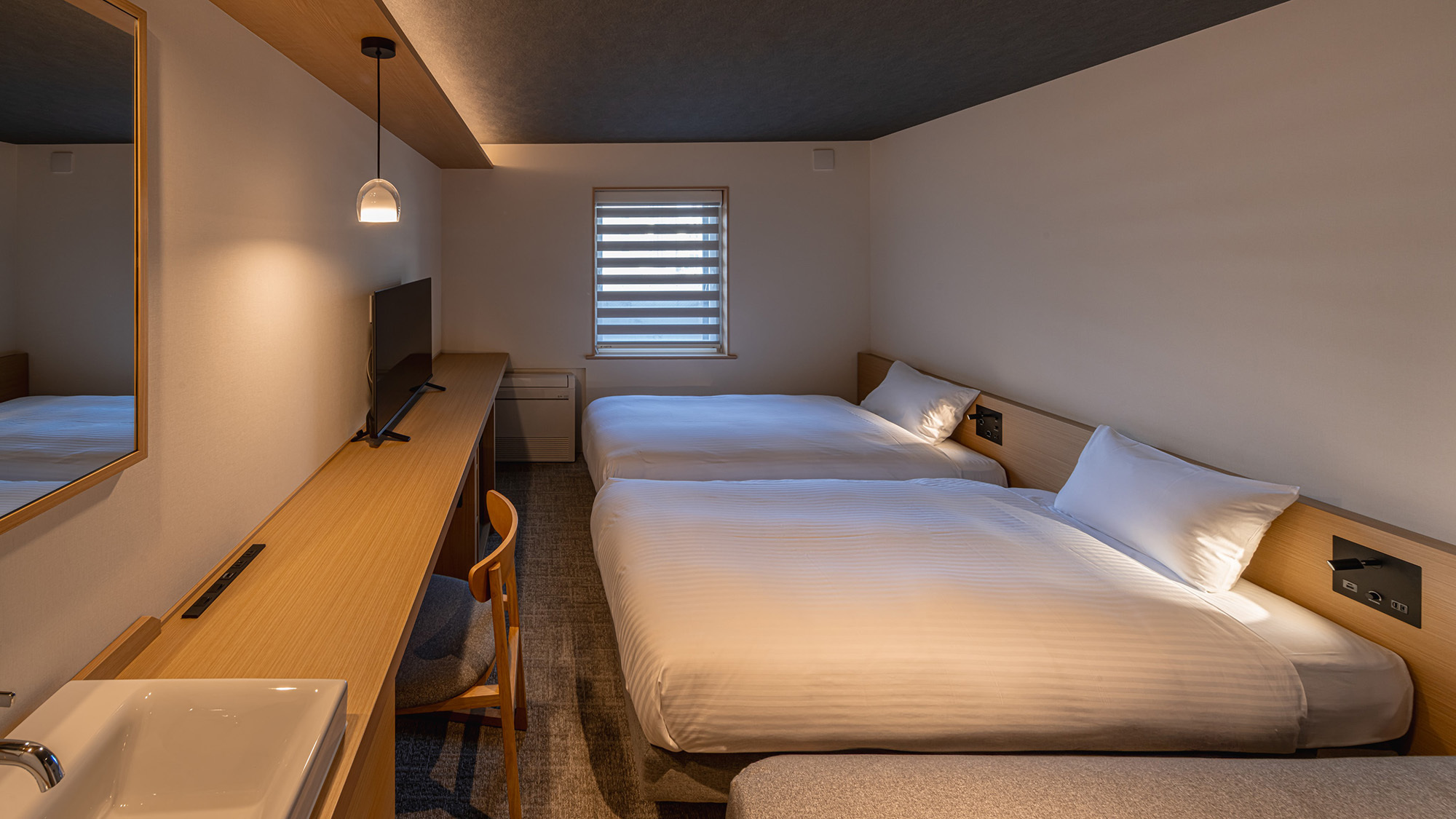ソファベッドを配し、３名さまでも快適にお過ごしいただけます。｜スーペリアツイン