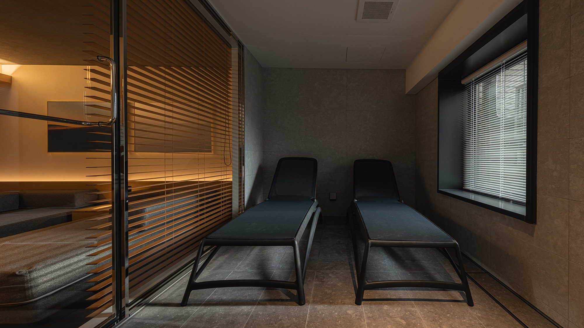 サウナ付きスイート｜ととのいスペースも備えています。