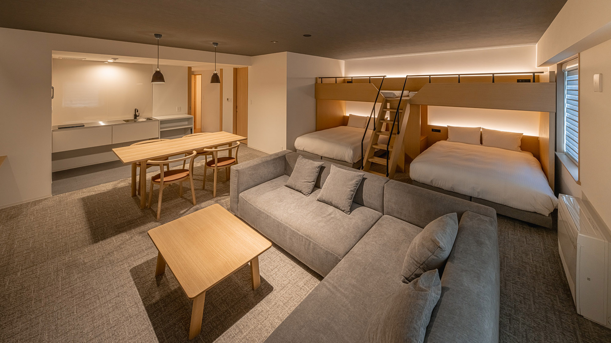 ミニキッチン、ダイニング、リビングスペースがあり、ご自宅にいるように過ごせます。｜ファミリースイート