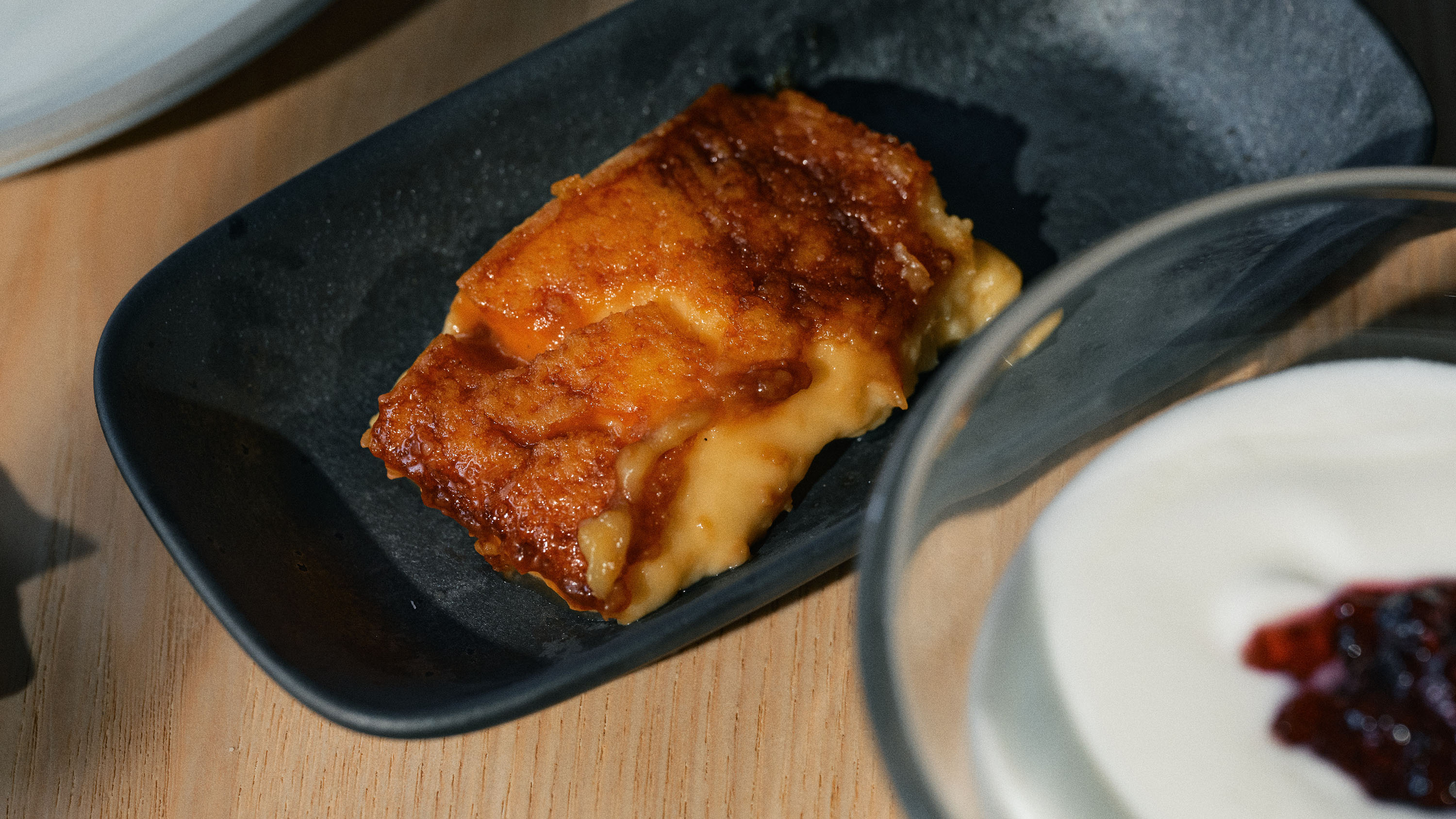 朝食ビュッフェ｜花畑牧場カタラーナ。北海道ヨーグルトはさわやかなハスカップソースを添えて。