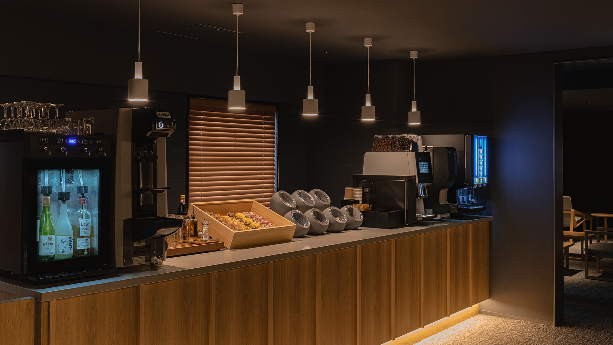 ラウンジ｜フリードリンク＆フード提供イメージ