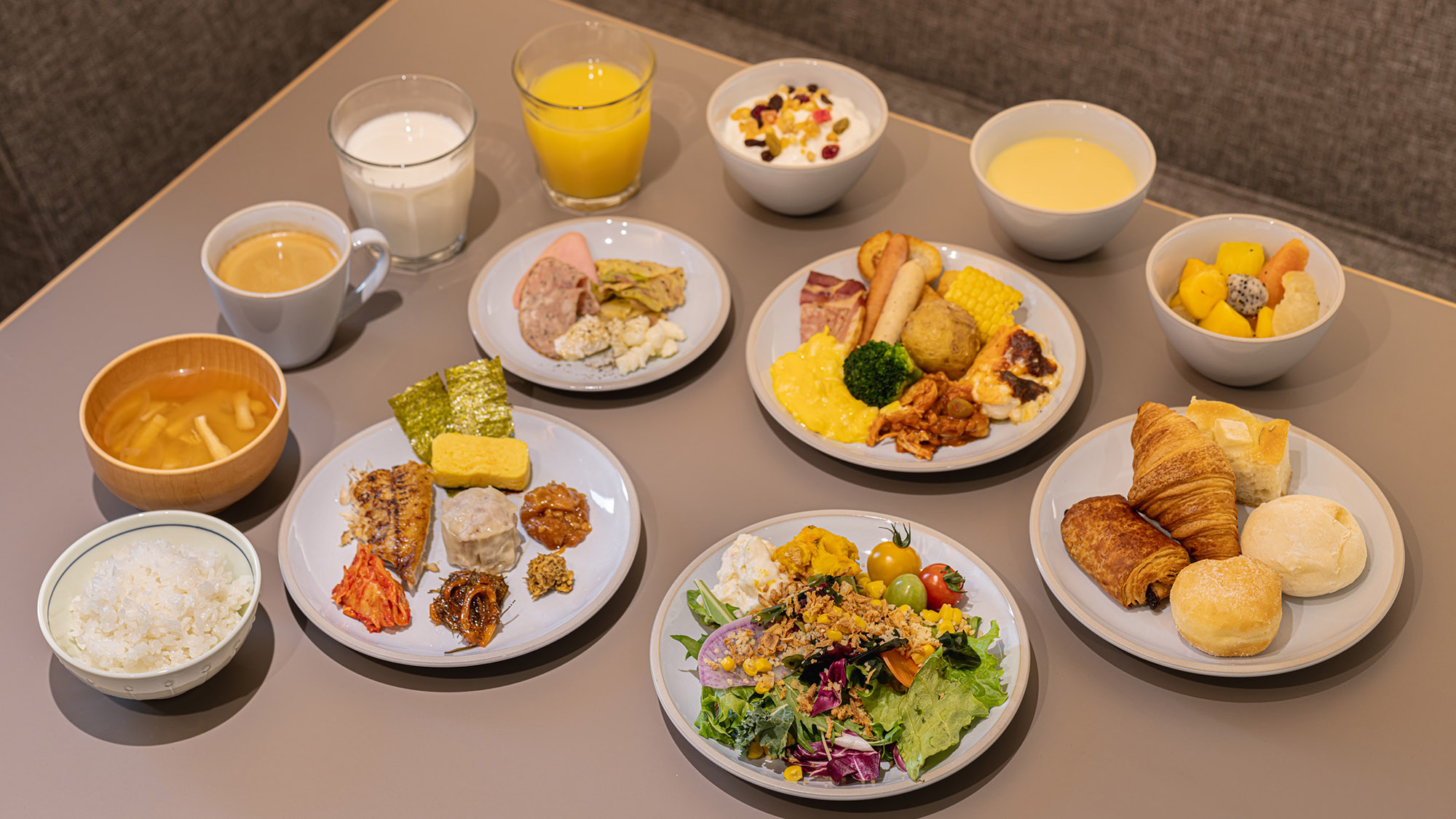 朝食｜豊かな自然のもと育てられたお肉やお野菜、新鮮な卵や乳製品をおいしいメニューに仕上げました。