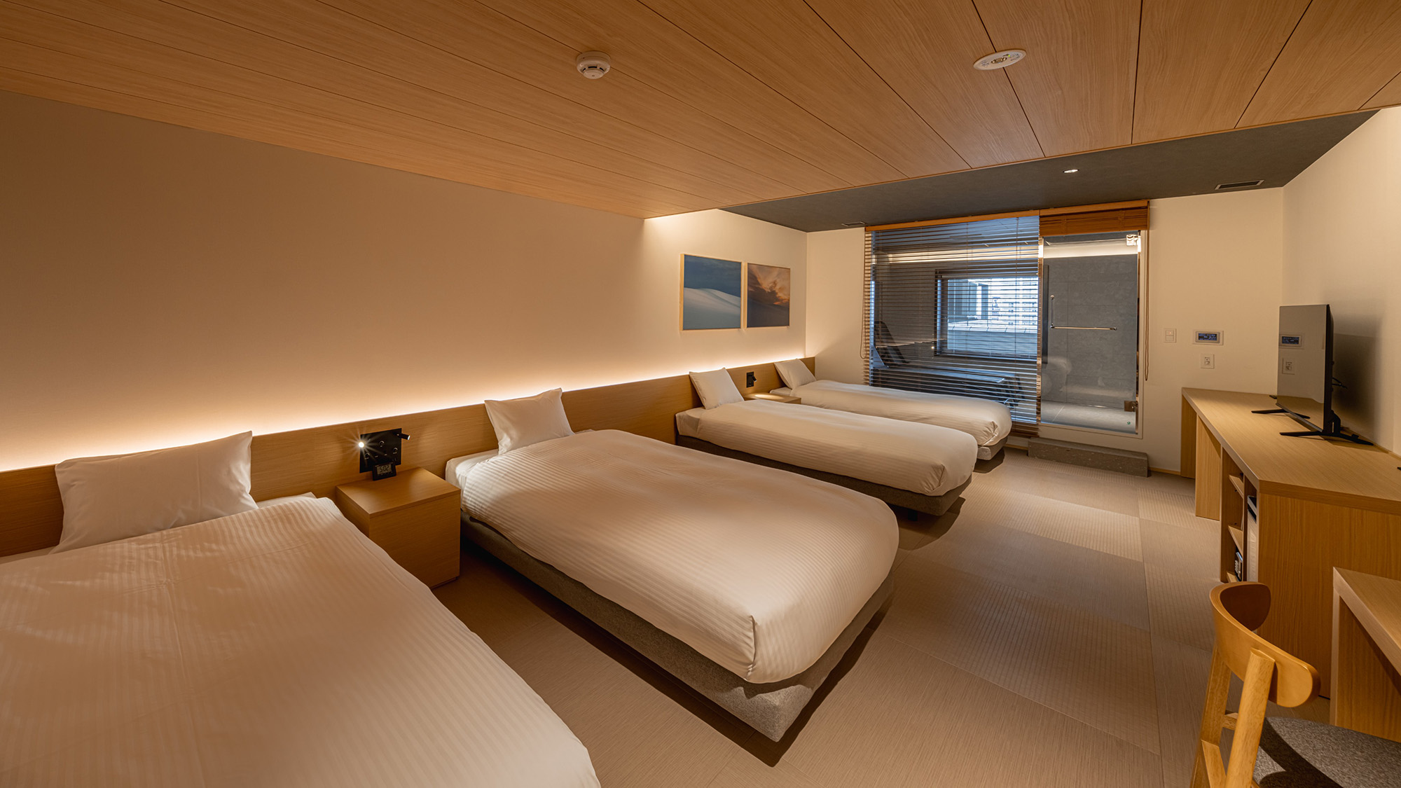 サウナ付きスイート｜ソファベッドが2台あり、ご家族やグループのご利用にも向いています。