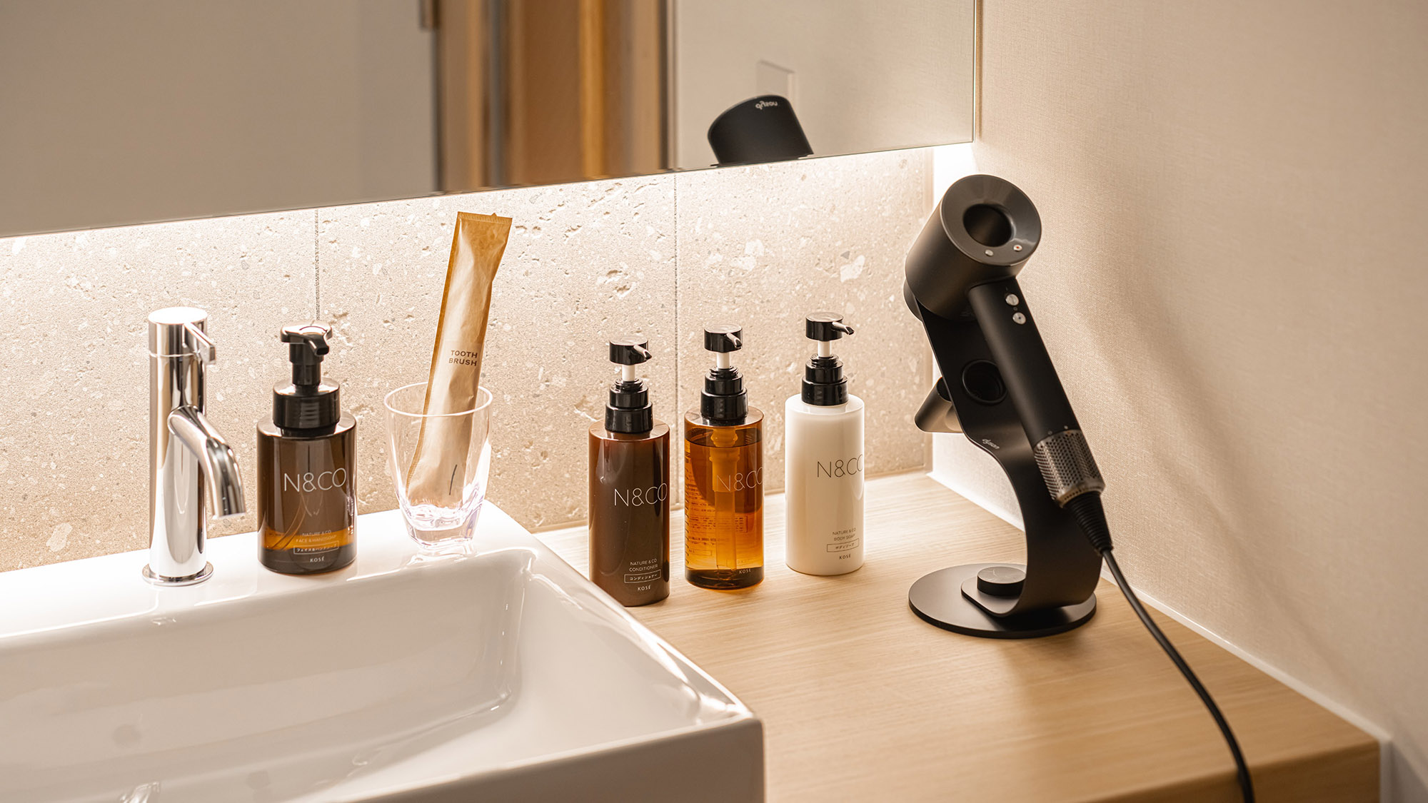 客室アメニティ一＆備品一例｜サウナ付きスイート、サウナ付きプレミアムツイン、ファミリースイート