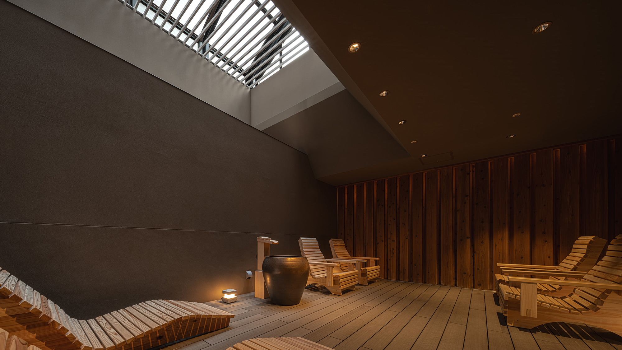 外気浴スペース男女共通｜枕の高さは心地よいとされる115度でゆっくりと休めるよう工夫されています。