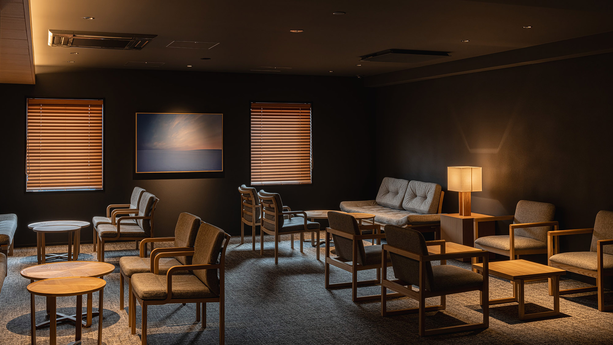 プライベート感のある落ち着いた空間のラウンジ