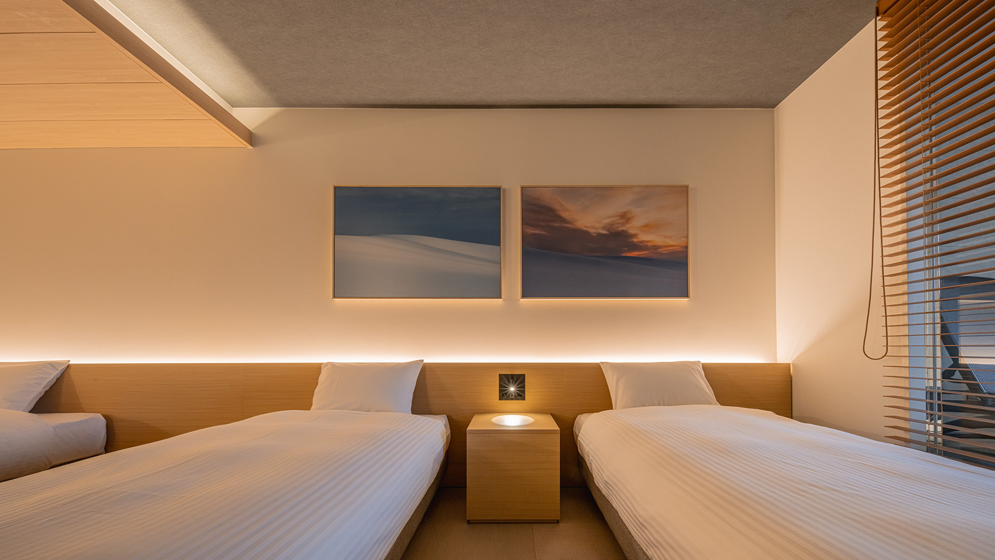 北海道在住のフォトグラファー前田景氏による「WARM SNOW」の作品を各客室に展示しています。