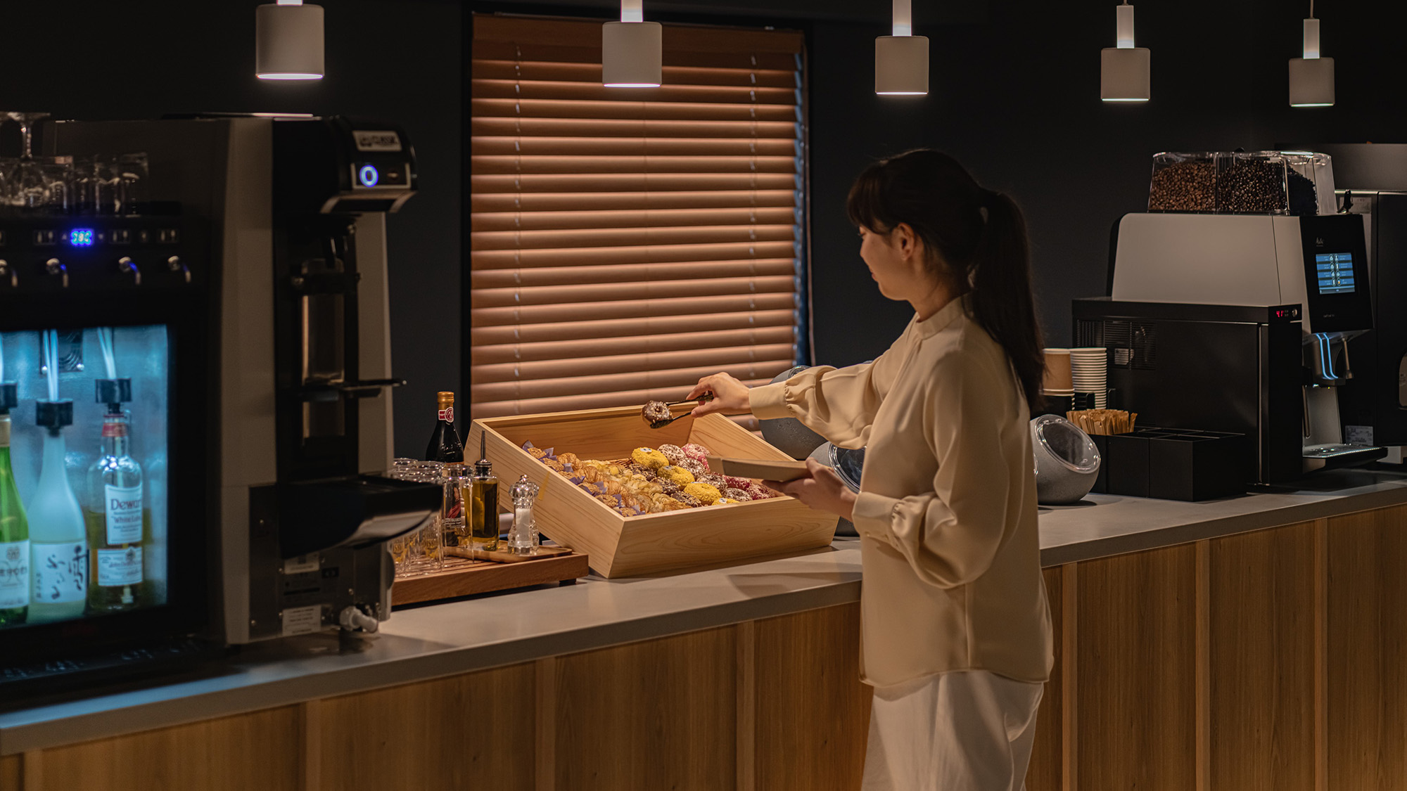 ラウンジ｜アルコールを含むフリードリンクやスナックをお楽しみください。