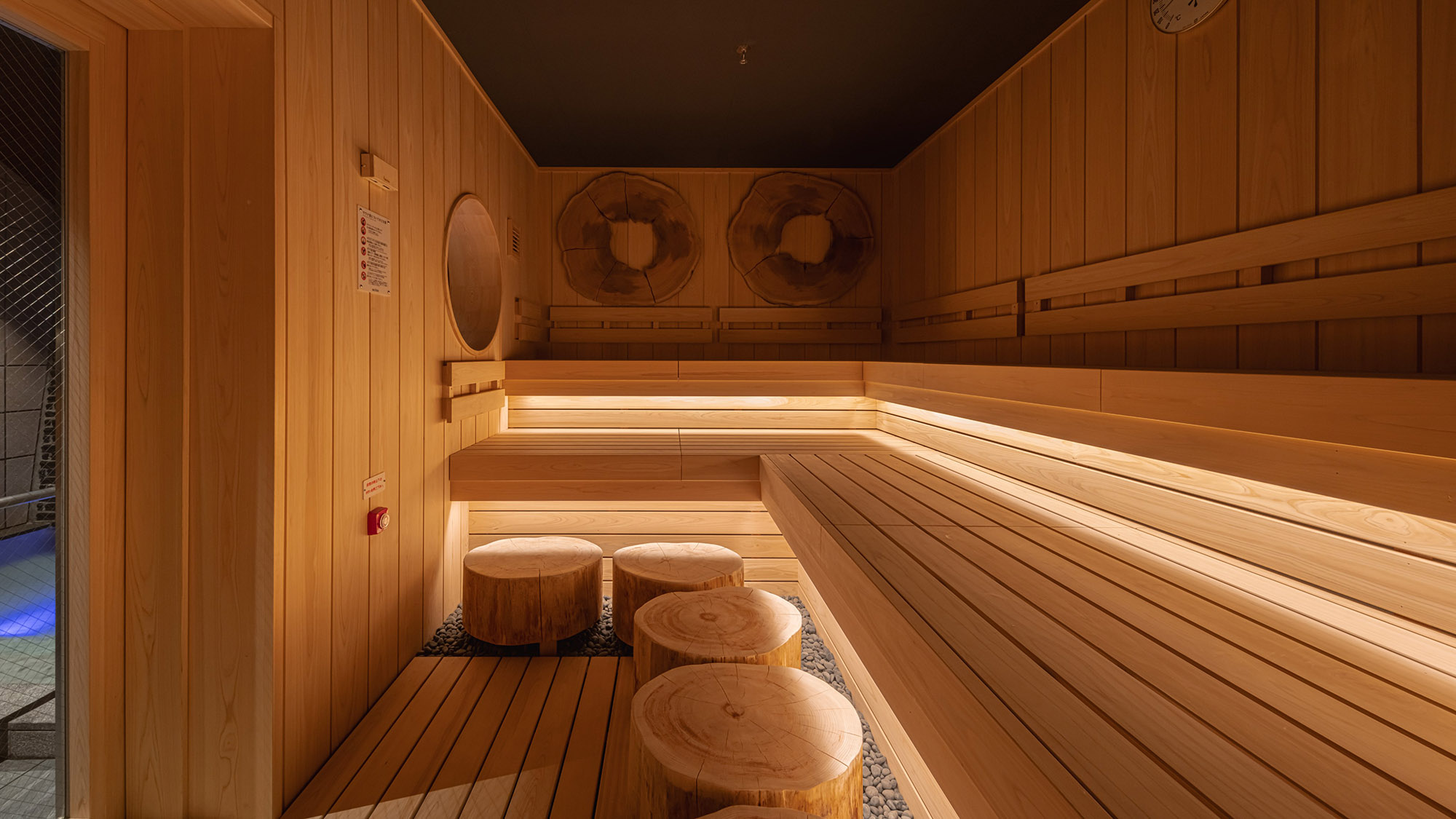 丸太を利用したステップが特徴的なベンチは、温度の高いポジションで過ごせる仕様になっています。