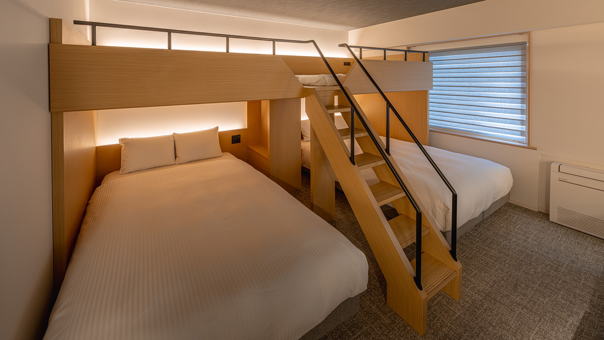 ファミリースイート｜150cm x 2台、100cm x 2台（ロフトベッド）