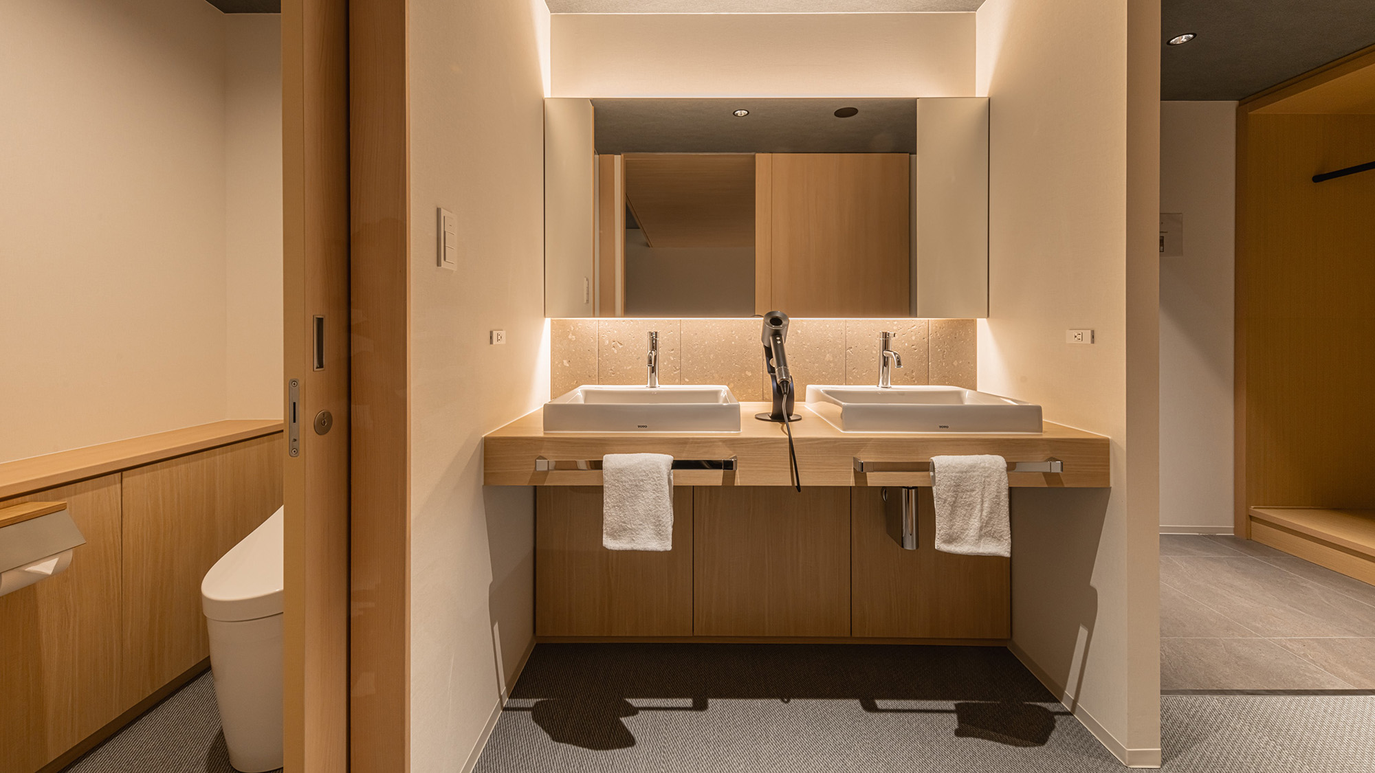 サウナ付きスイート｜ファミリー、グループに人気のダブル洗面台で朝の支度は渋滞知らず。