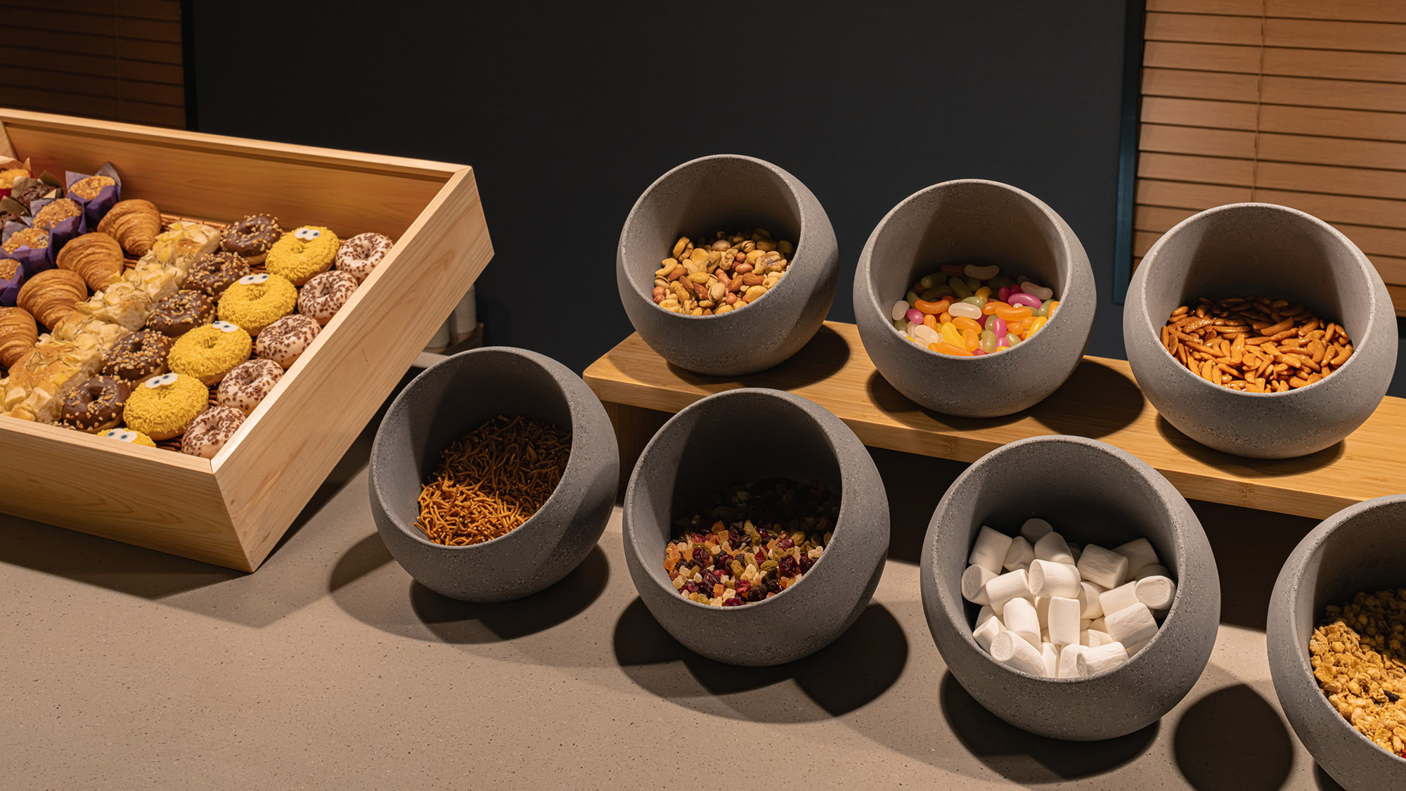 ラウンジ｜時間帯により、朝はパン、夜はお酒に合うメニューが並びます。