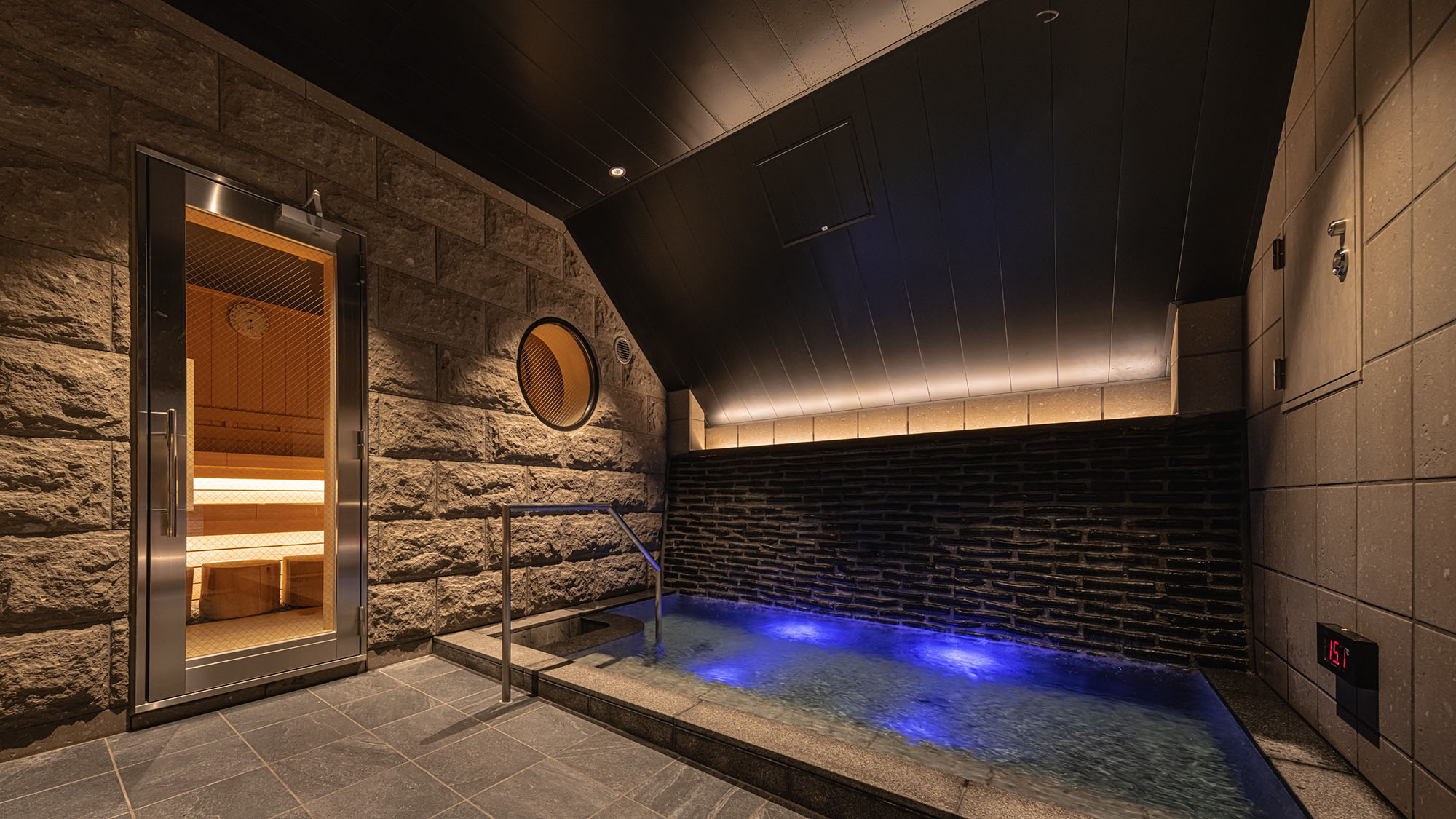 水風呂男女共通｜木炭を埋め込んだ壁を伝って流れてくる水は純度が高まり、心地よいクールダウンを実現。