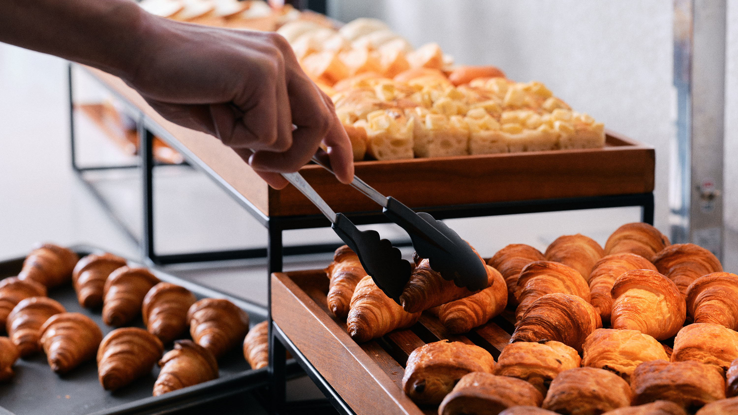 朝食ビュッフェ｜こだわりの「自家製焼きたてパン」。香ばしい香りに包まれる、特別な朝のひとときを。
