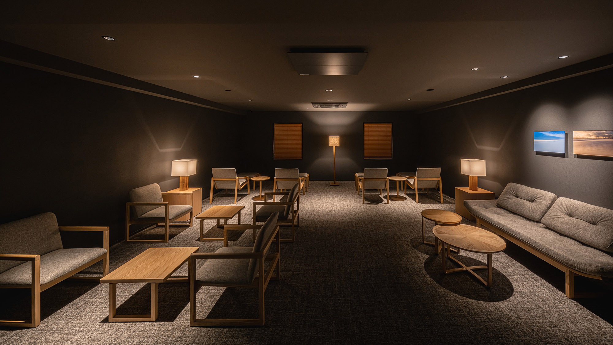 ラウンジ｜美瑛で奏でられる自然の音を再構築したBGMがリラックス空間を演出します。