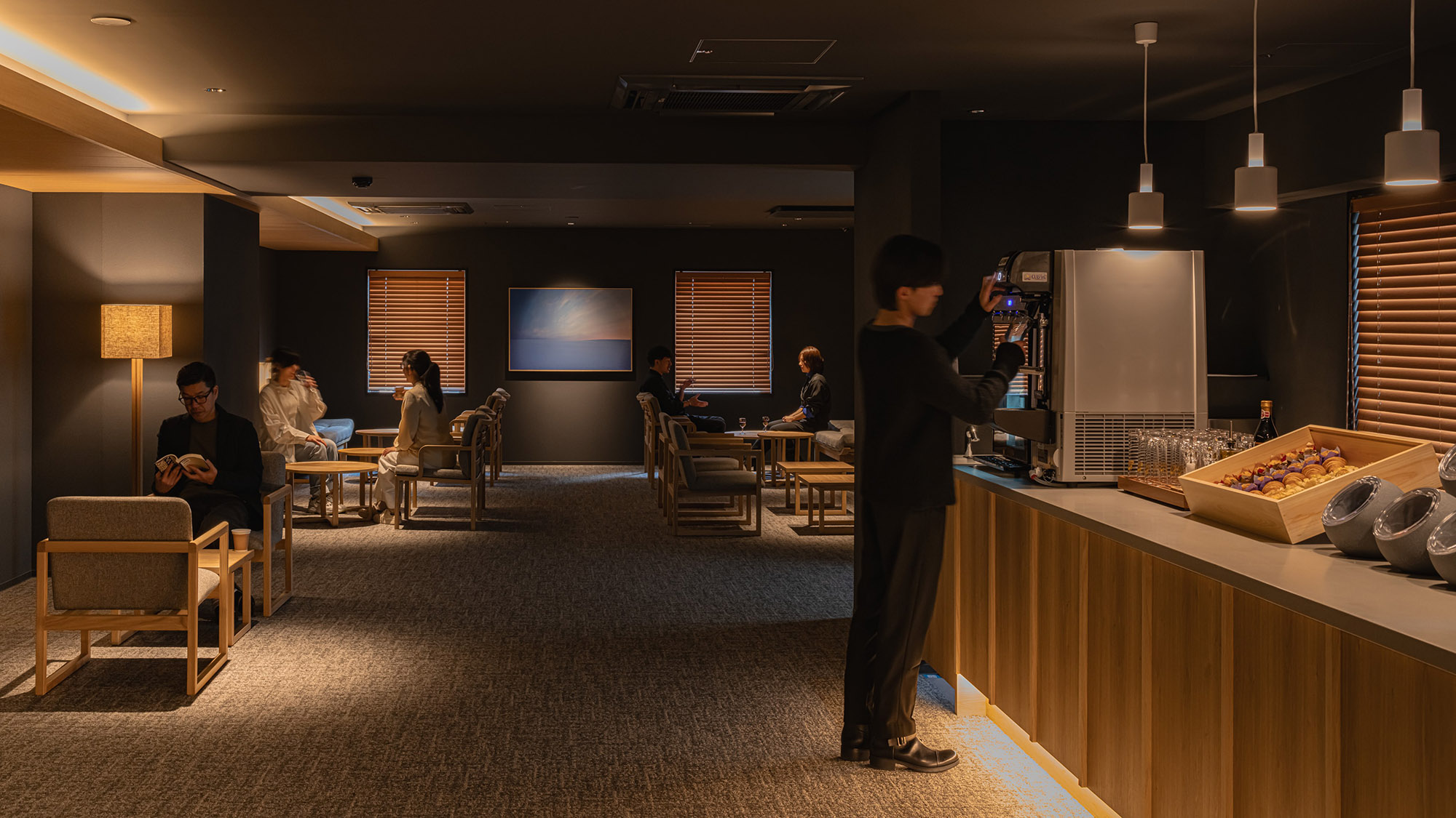 ラウンジ｜フリードリンク＆フード提供イメージ