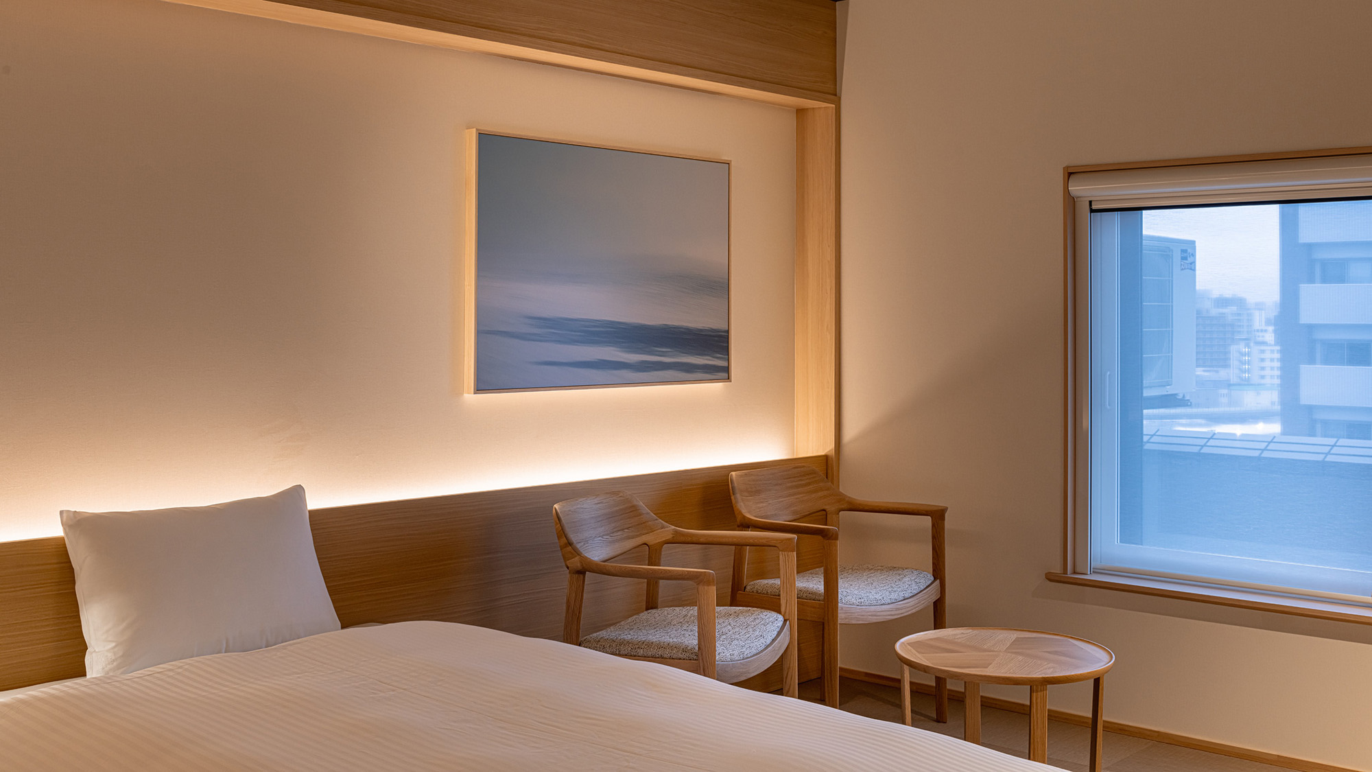 サウナ付きプレミアツイン｜39m2の広々としたスペースに温かみのある家具を揃えています。