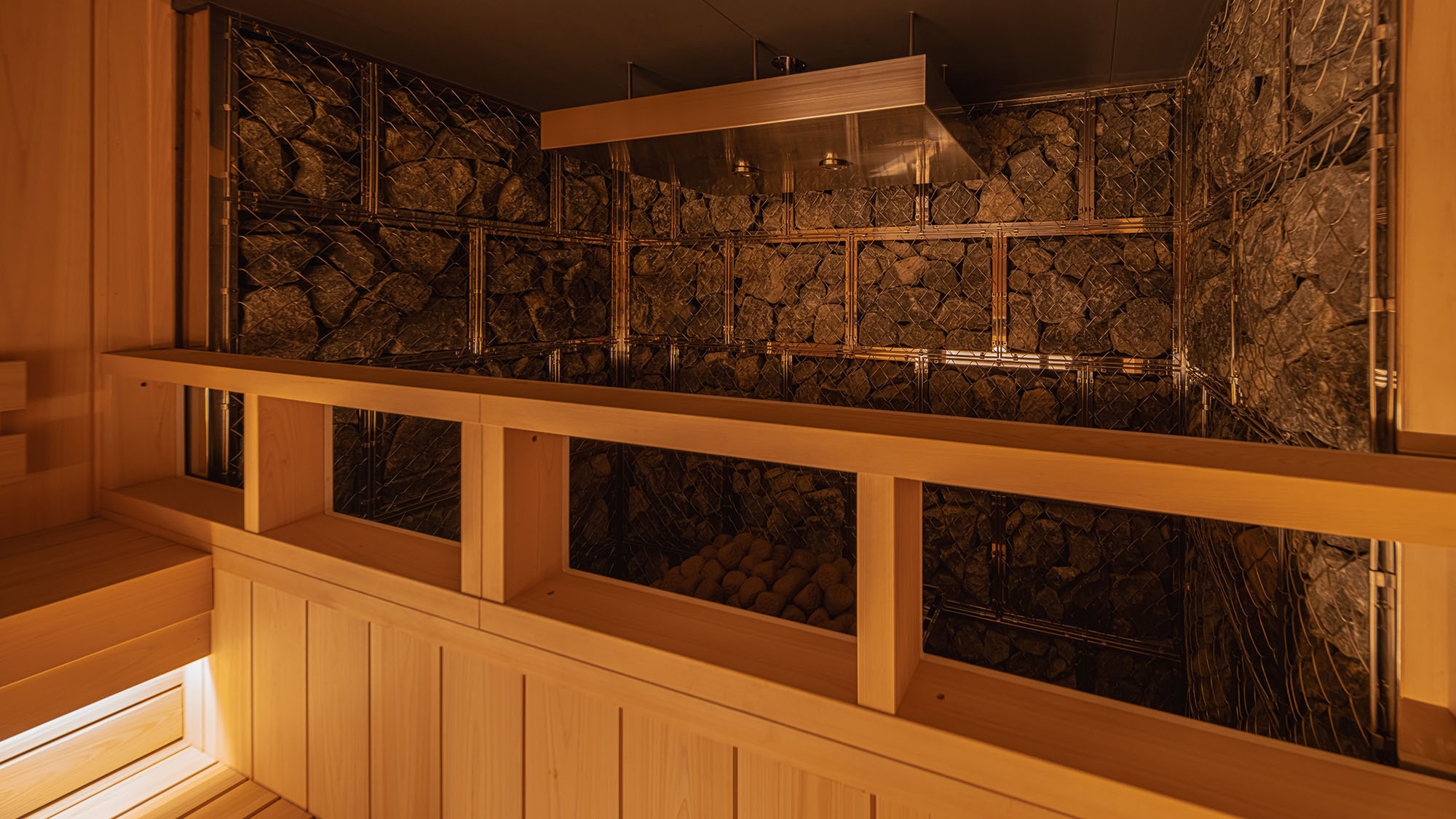 サウナ男女共通｜北海道日高産の三岩かんらん石でストーブを囲んだ北海道随一のサウナ
