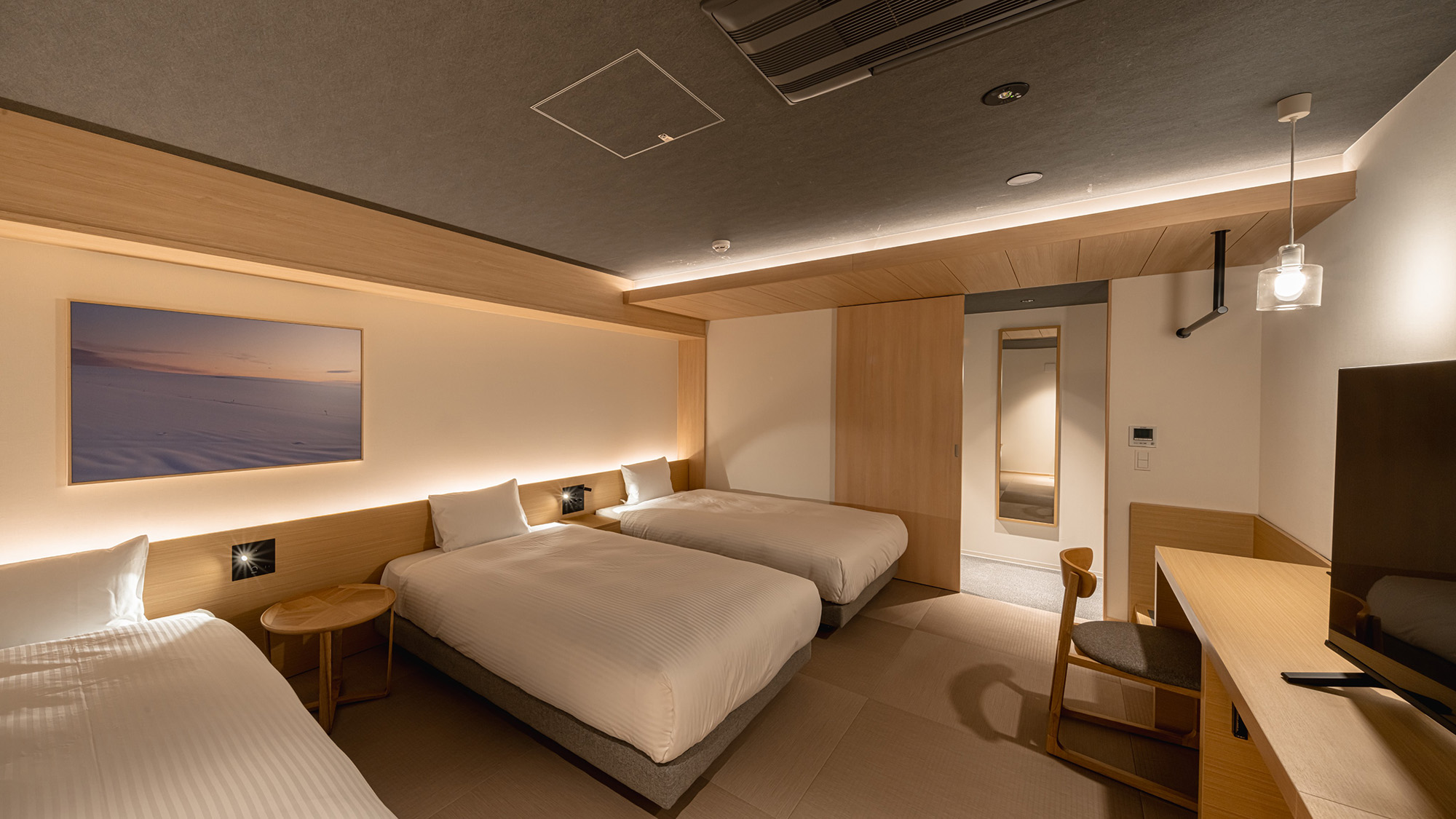 プレミアツイン｜３名様利用時イメージ　ベッドとしてもご利用いただけるソファを配しています。