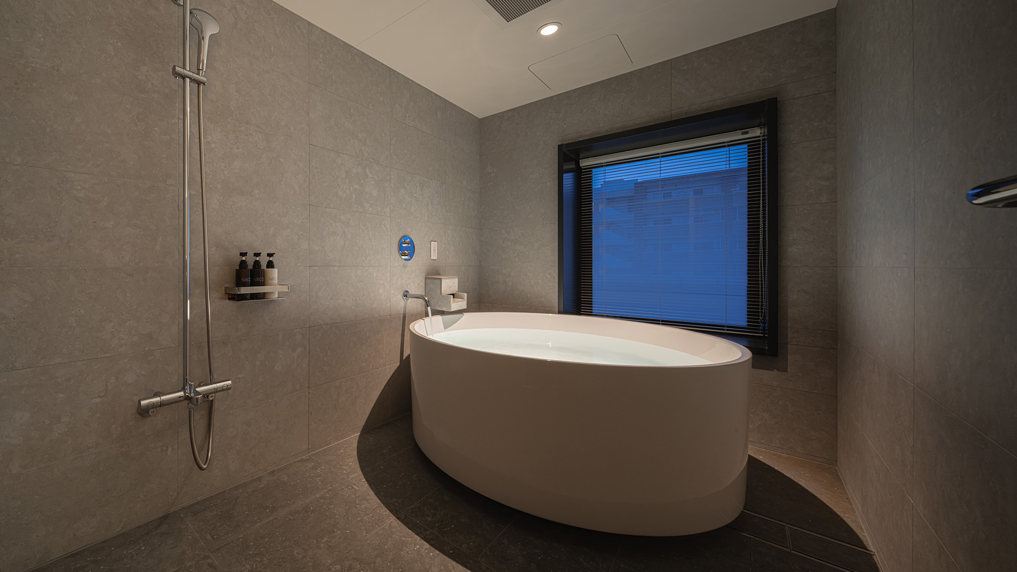 プレミアツイン｜洗い場付バスルーム（人工温泉／オーバーヘッドシャワー付）