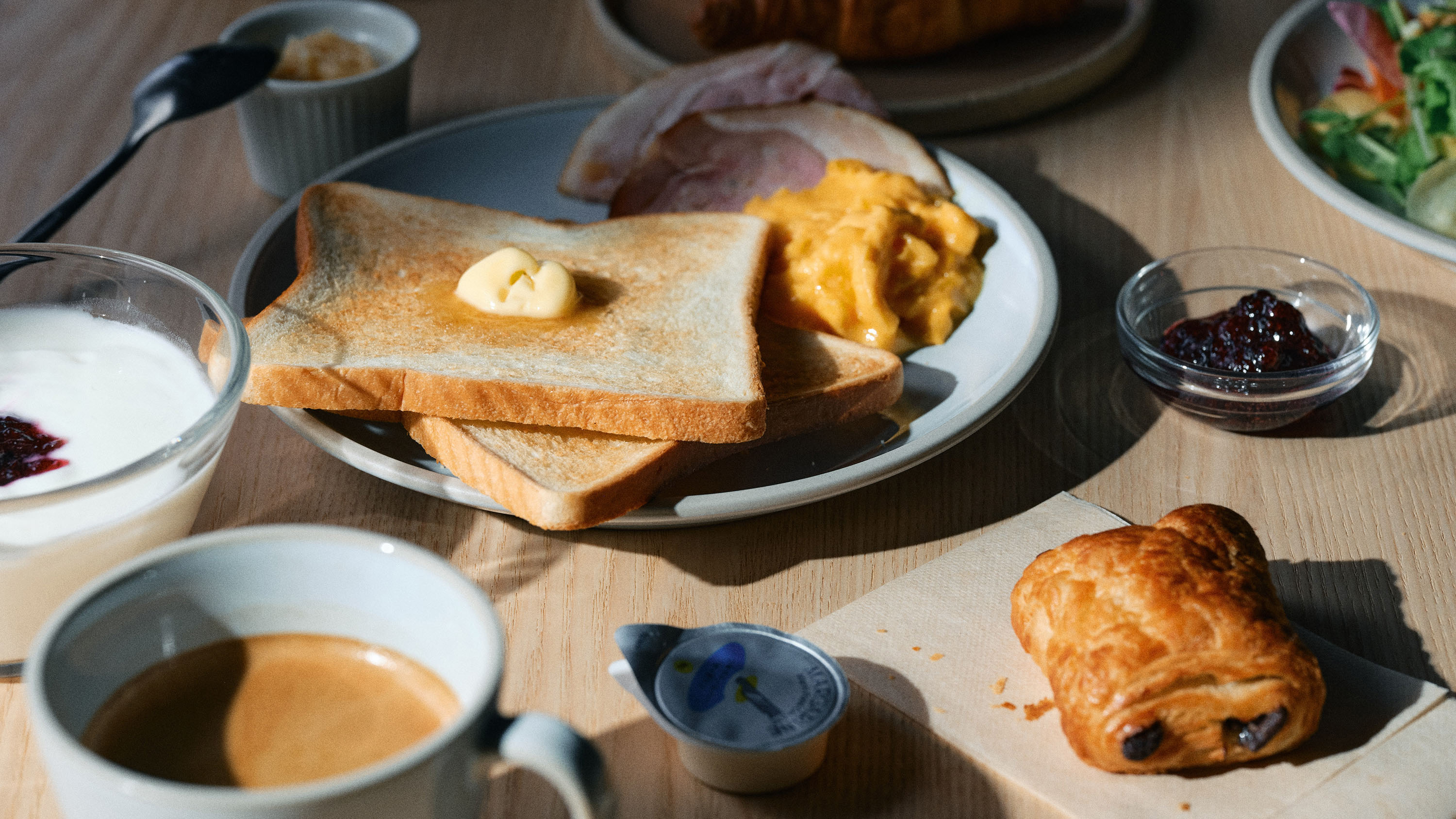朝食ビュッフェ｜香ばしいトーストと淹れたてのコーヒーで、最高の贅沢な朝が始まります。