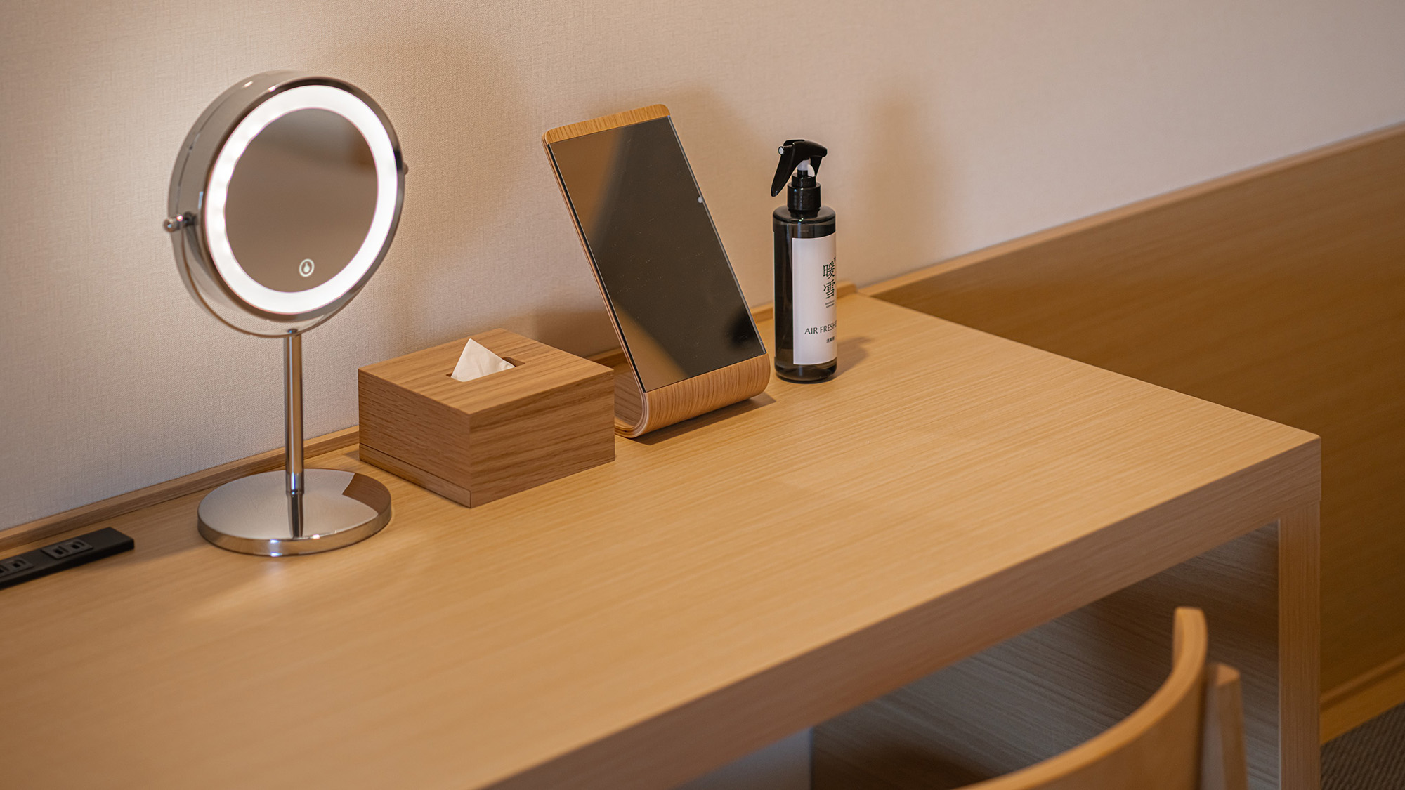客室備品一例｜身支度に便利なライト付き拡大鏡