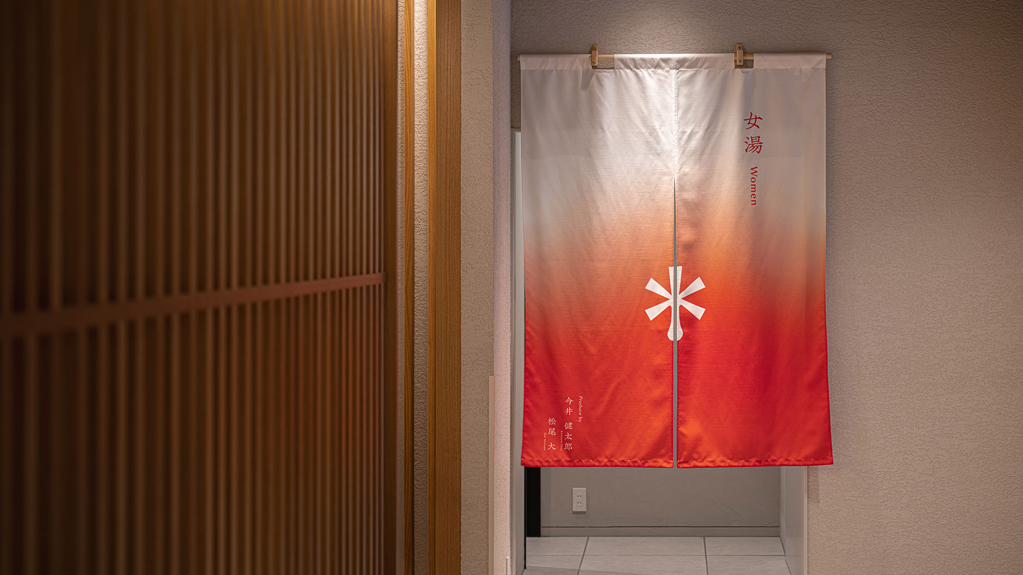 女湯入口｜ホテルロゴをあしらったのれんがお出迎えいたします。