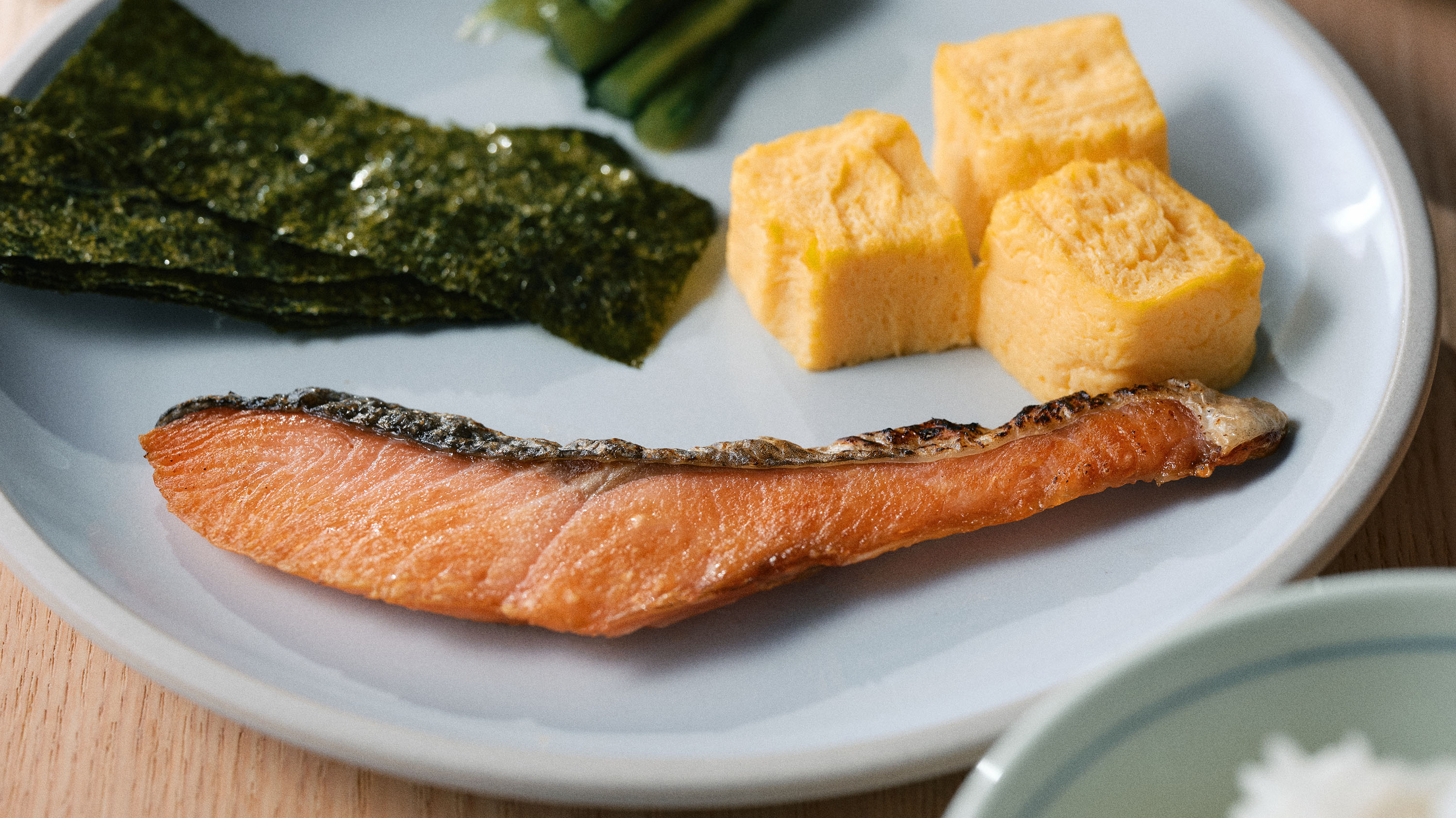 朝食ビュッフェ｜香ばしく焼いた旨味あふれる焼き魚と、出汁が優しく香るふんわり卵焼きの和朝食。