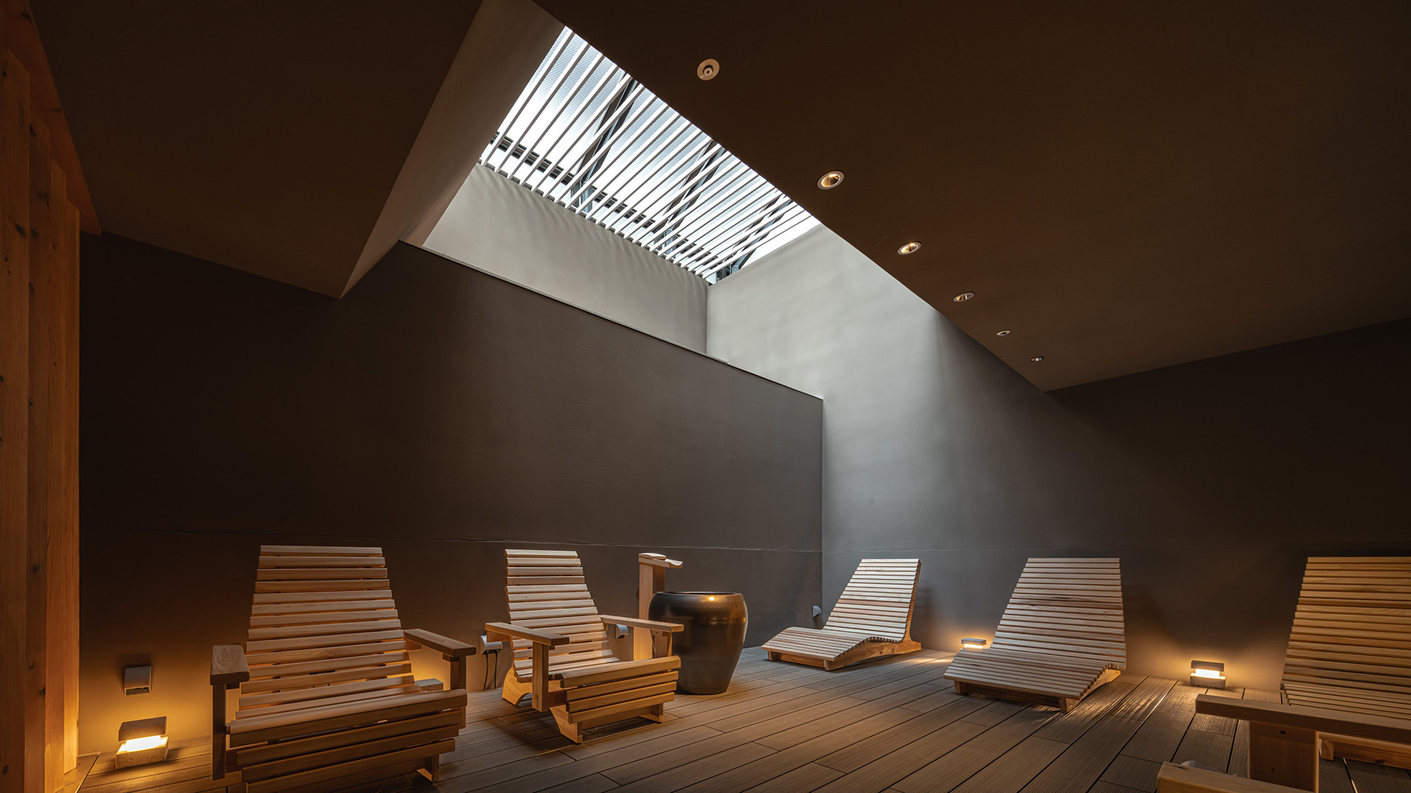 &ldquo;ととのえ親方&rdquo;監修。人間工学的に身体がリラックスできる角度まで計算した特注のウッドチェアをご用意。