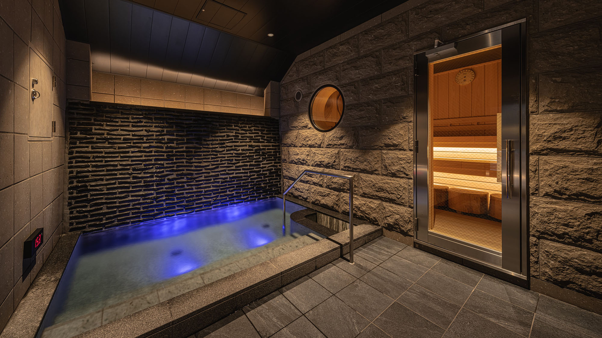 水風呂男女共通｜水風呂の温度は約18度に設定されています。