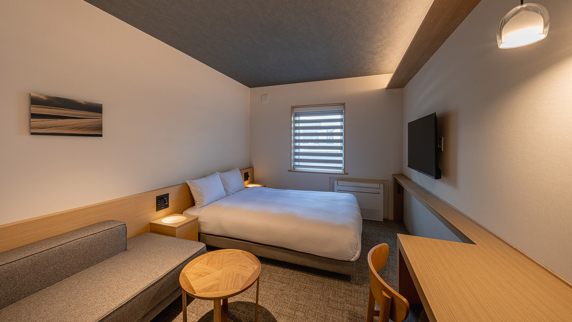 ワーキングデスクも備えており、ビジネス利用にも向いています。｜スーペリアダブル