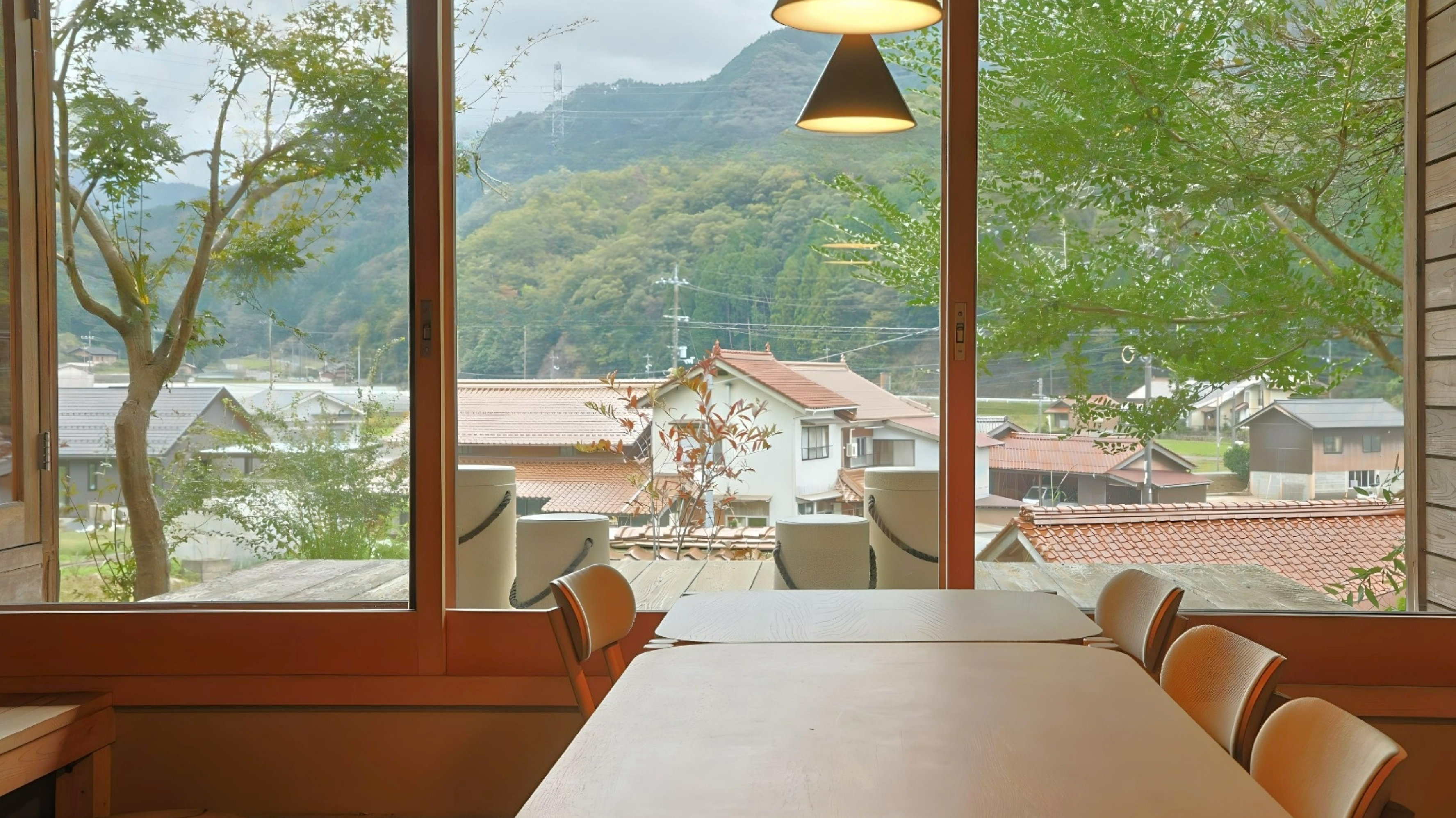 土間 ～町の風景を眺めながらお料理を楽しめる空間～