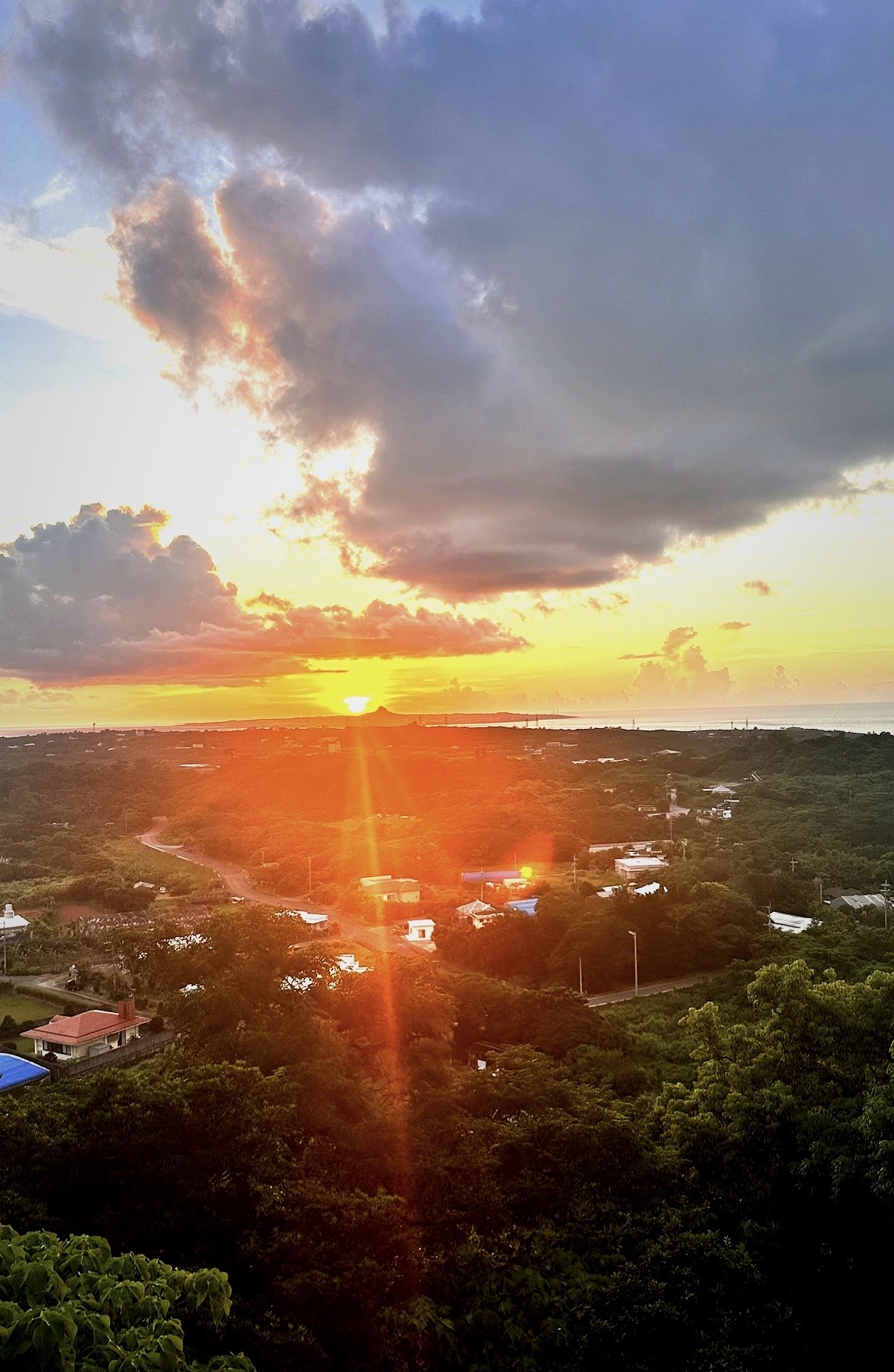 テラスからは海に沈む夕日をご覧いただけます。静かな環境の中で、ゆったりとした時間をお楽しみいただけます。