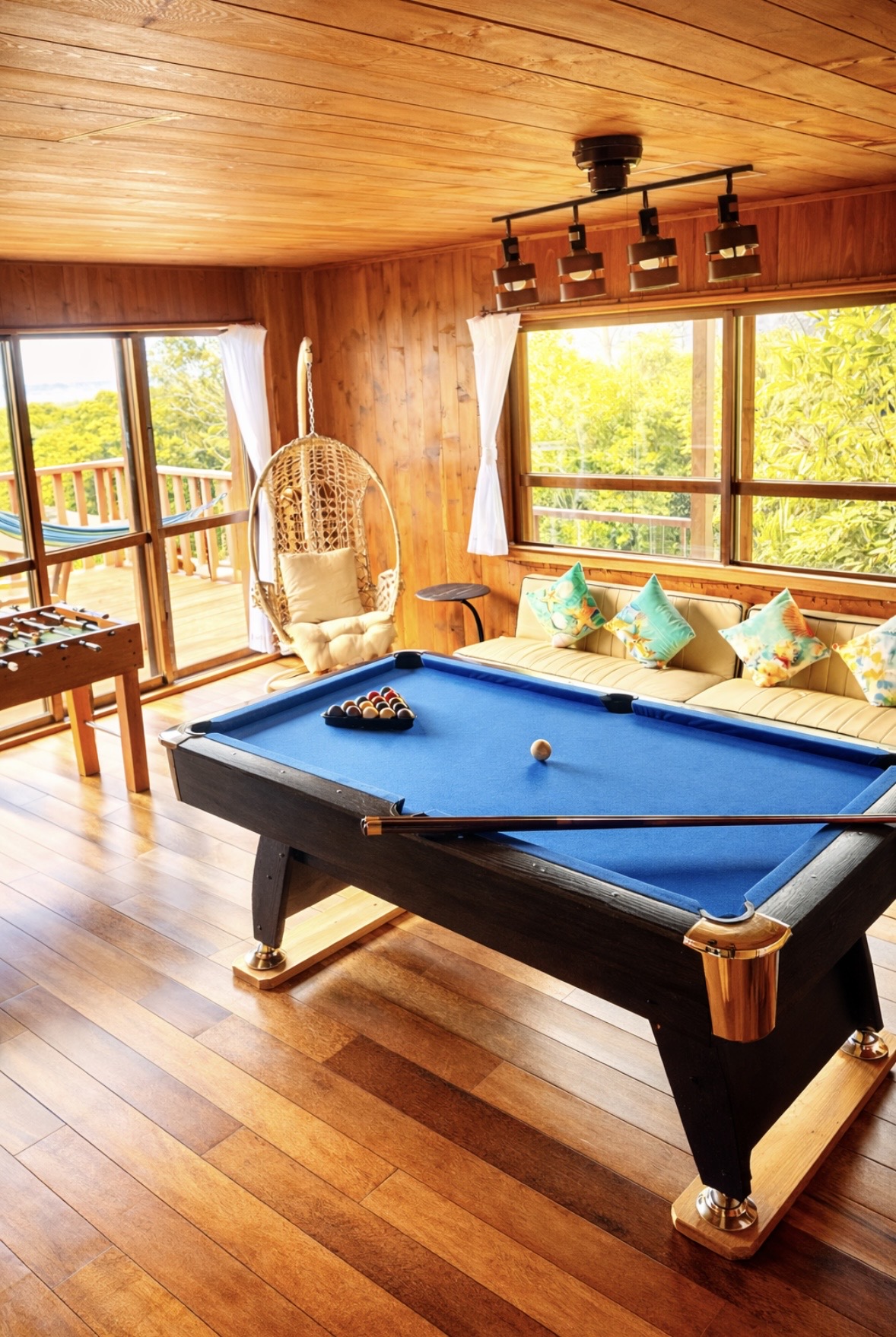 明るく広々としたビリヤードルーム。テラスと自然に囲まれたリラックス空間です。