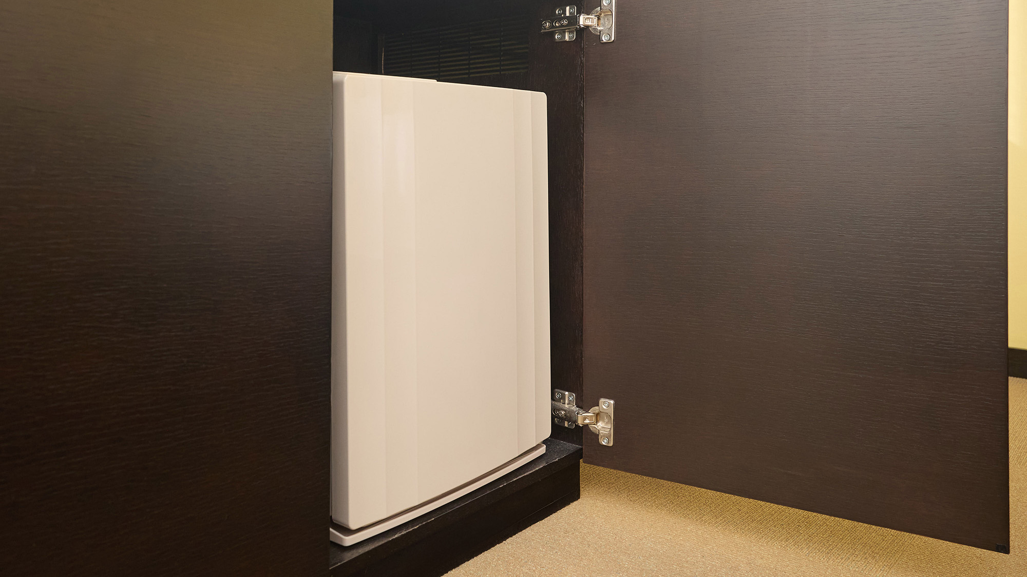 ・【冷蔵庫】ミニ冷蔵庫は、テーブル下のキャビネットの中にございます