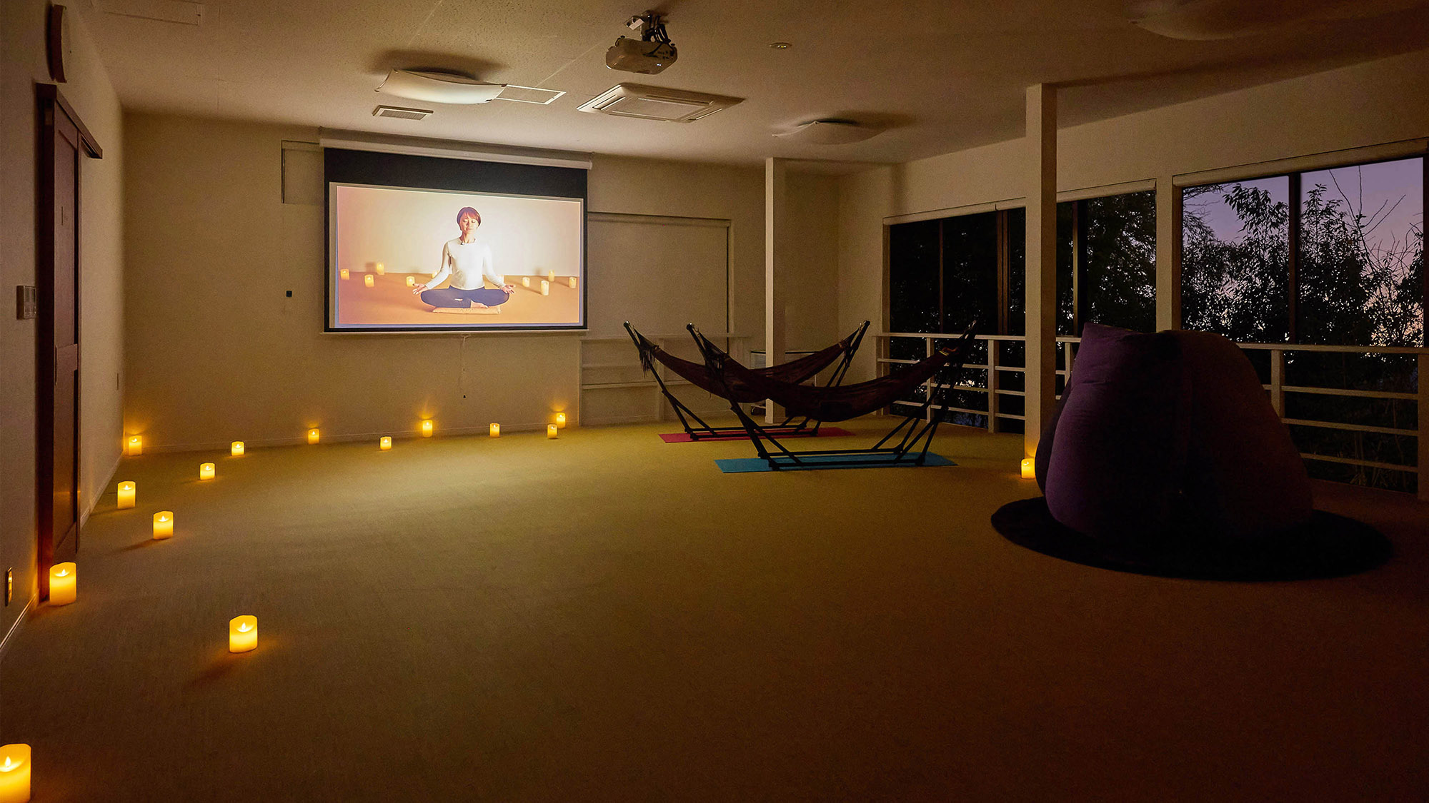 ・【リフレックススペース】キャンドルの灯る幻想的な空間で、瞑想やヨガをお楽しみいただけます