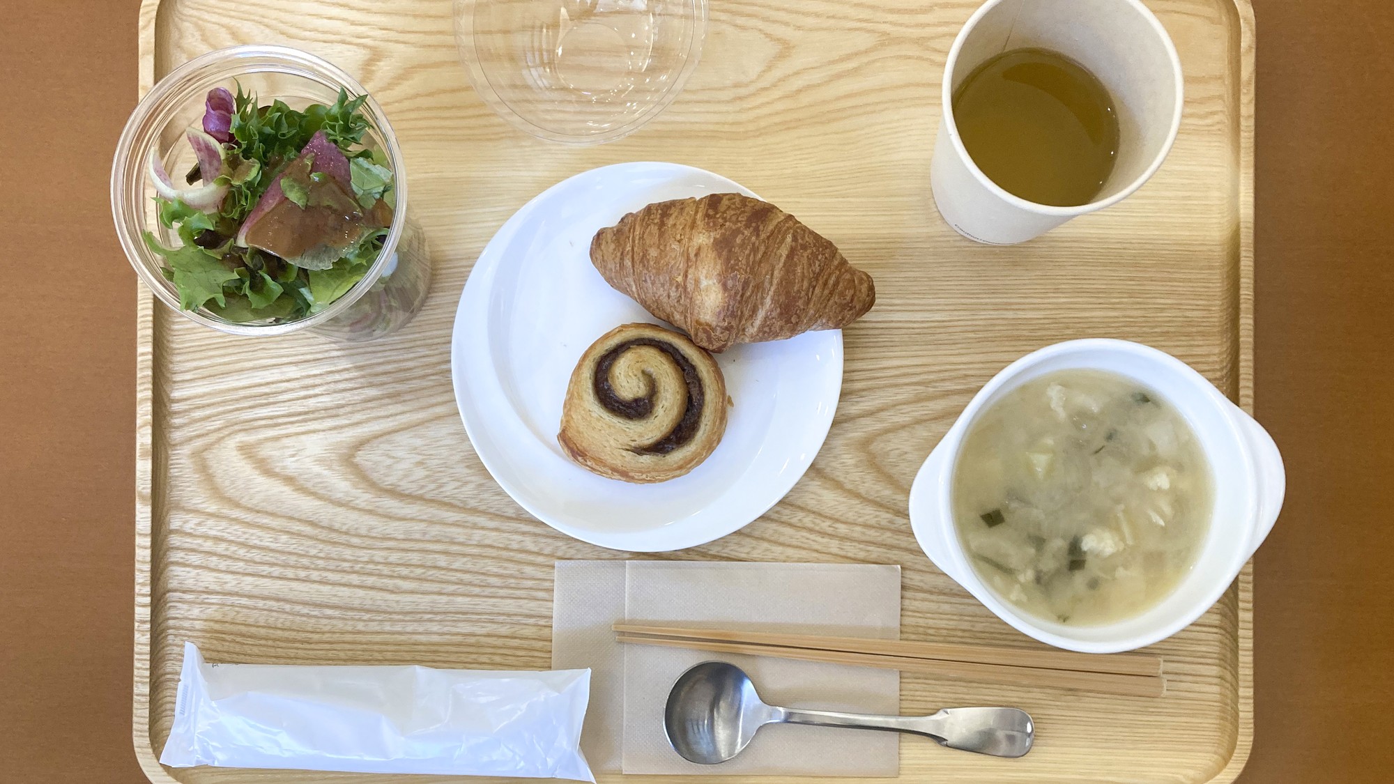 ・【軽朝食一例】温かいスープ、ドリンク、サラダ、パンをお楽しみください