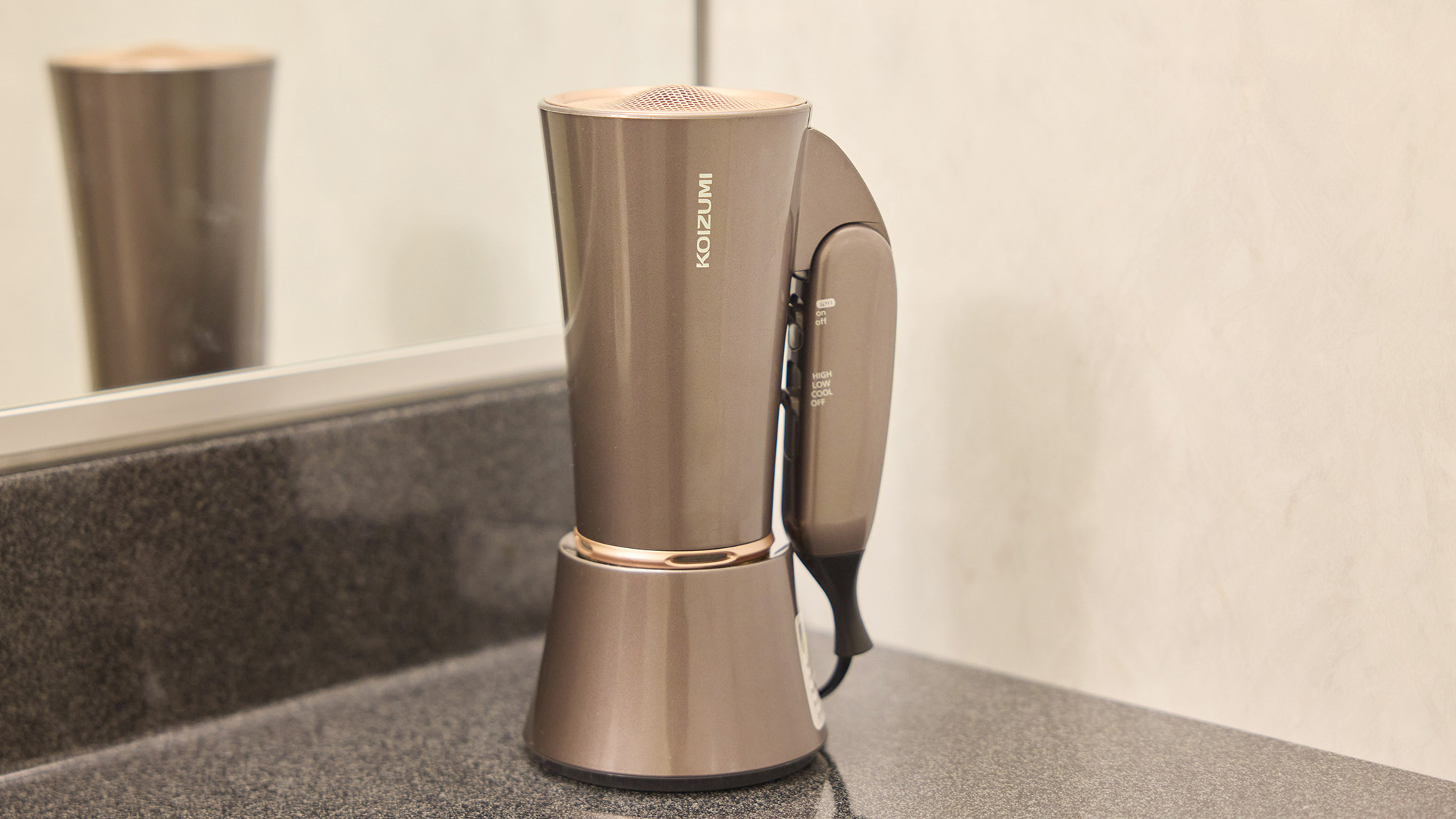 ・【ドライヤー】朝の支度に欠かせないドライヤーは、洗面台にご用意しております