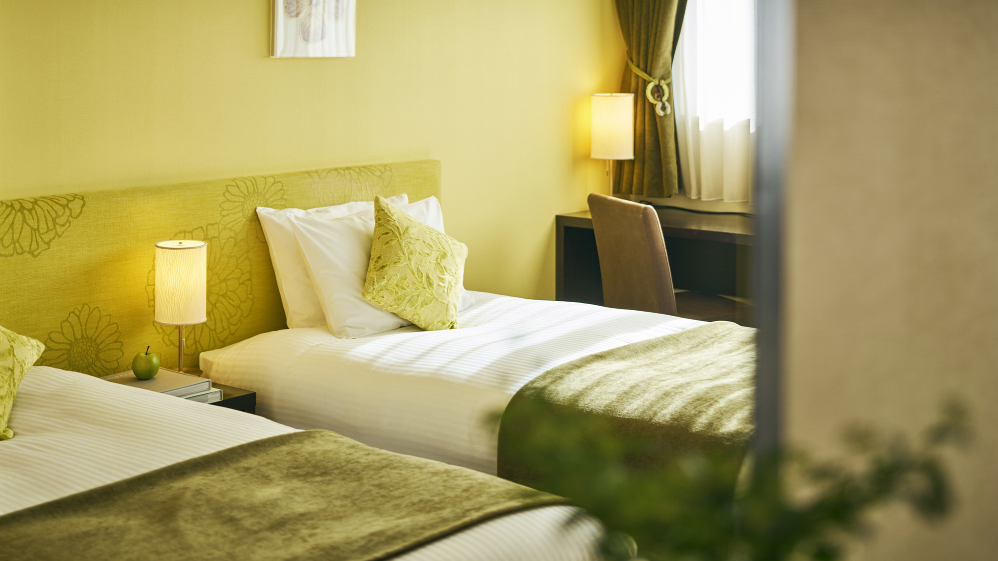 ・【客室一例】自然光が差し込むお部屋では、室内にいながら自然の中で寛ぐひと時をお楽しみいただけます